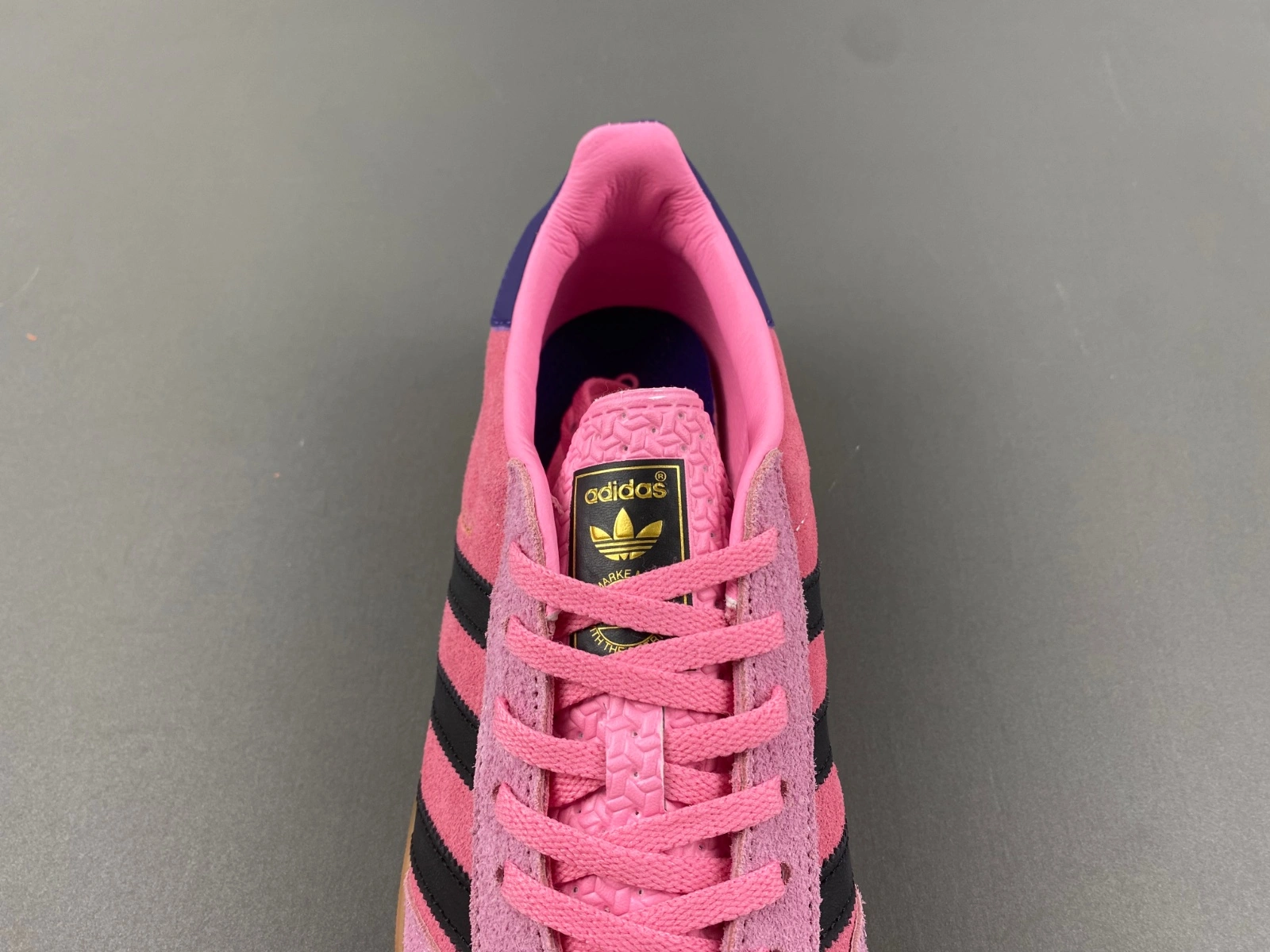 Versatile Gazelle Indoor Bliss Pink Purple IE 2790