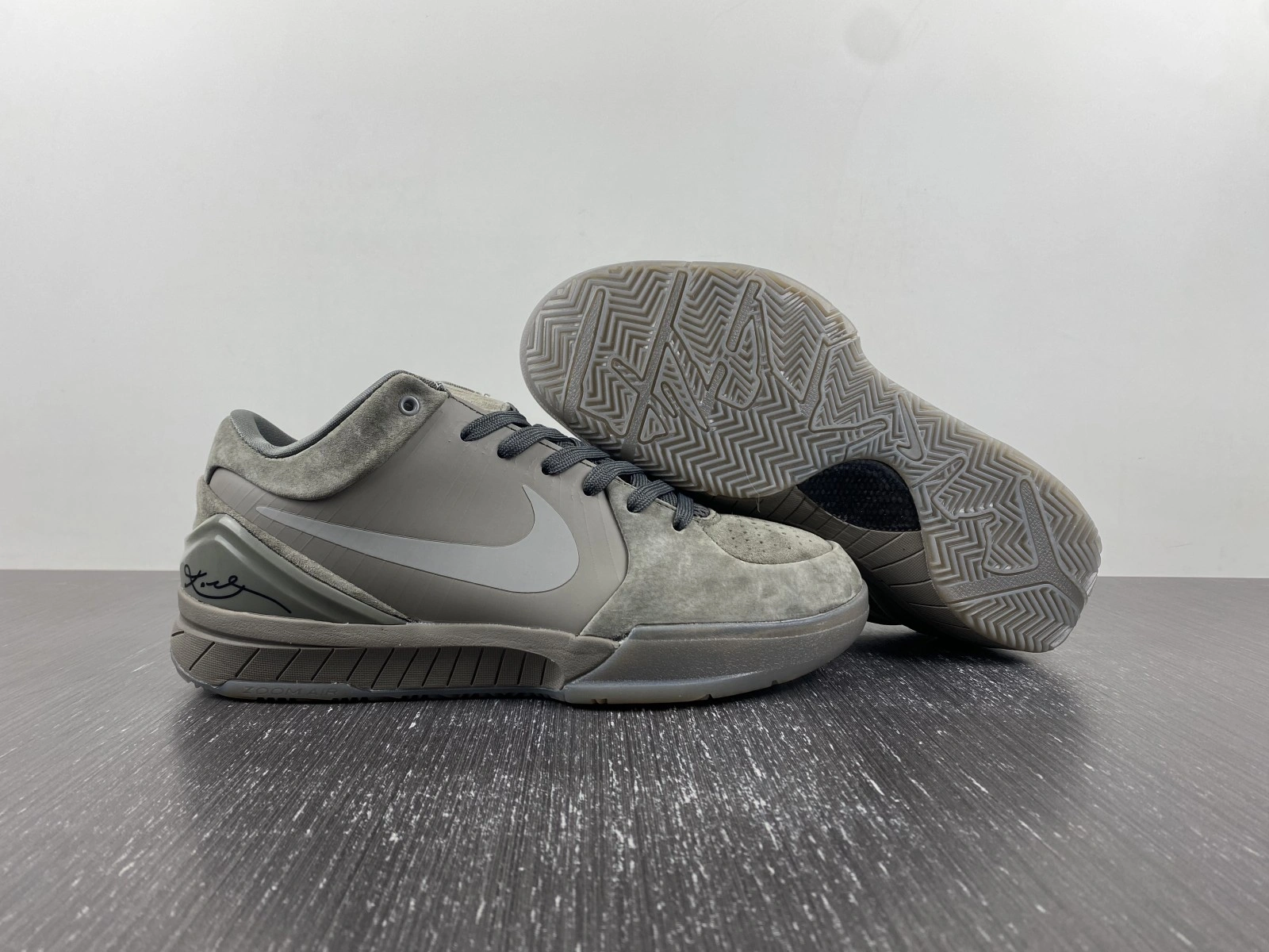 Kobe 4 Black Mamba Collection Fade to Black 869450- Practical 1098