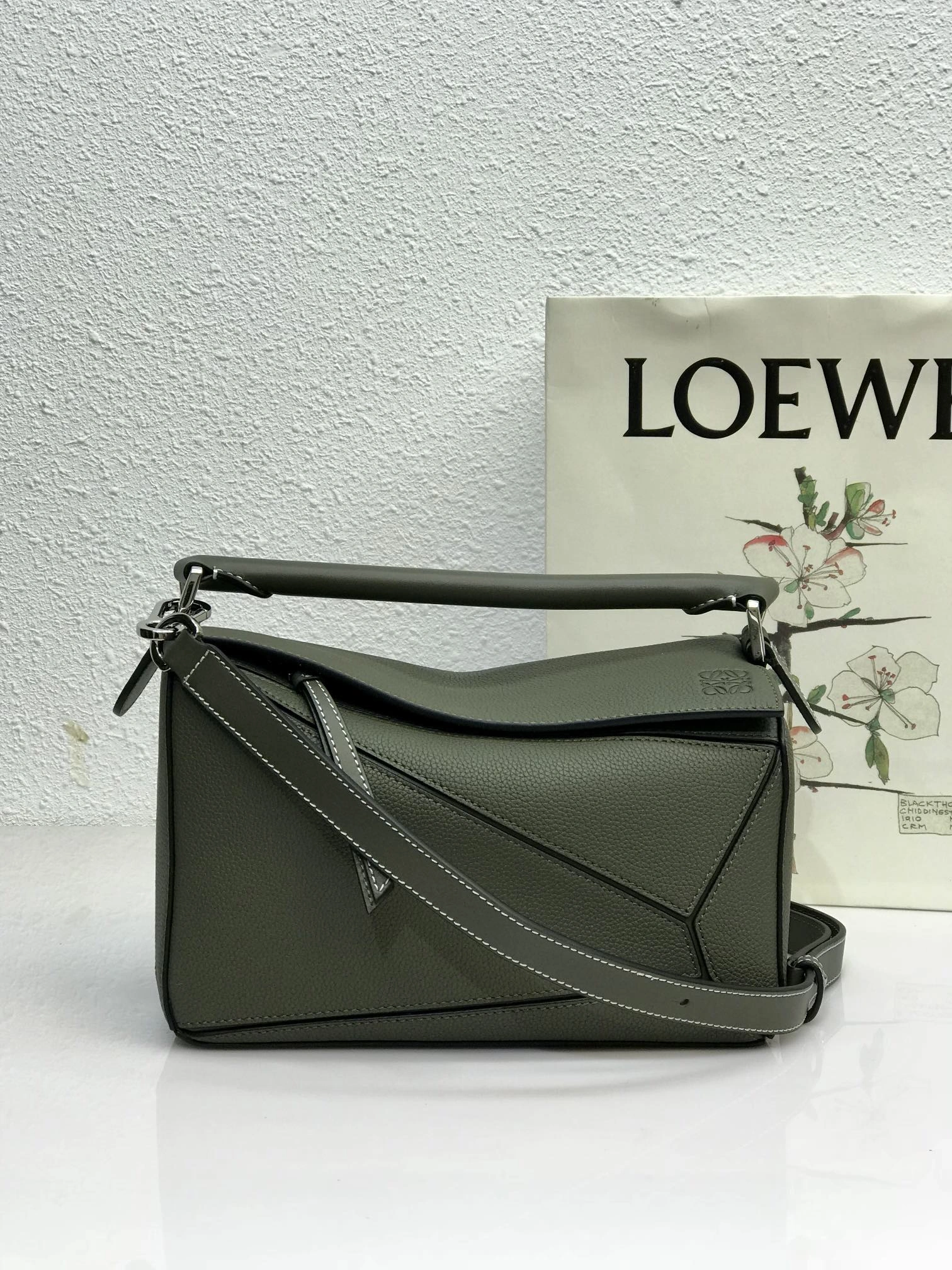 RelaxedFit L*oewe Bag Top Quality 24*14*11cm 9043