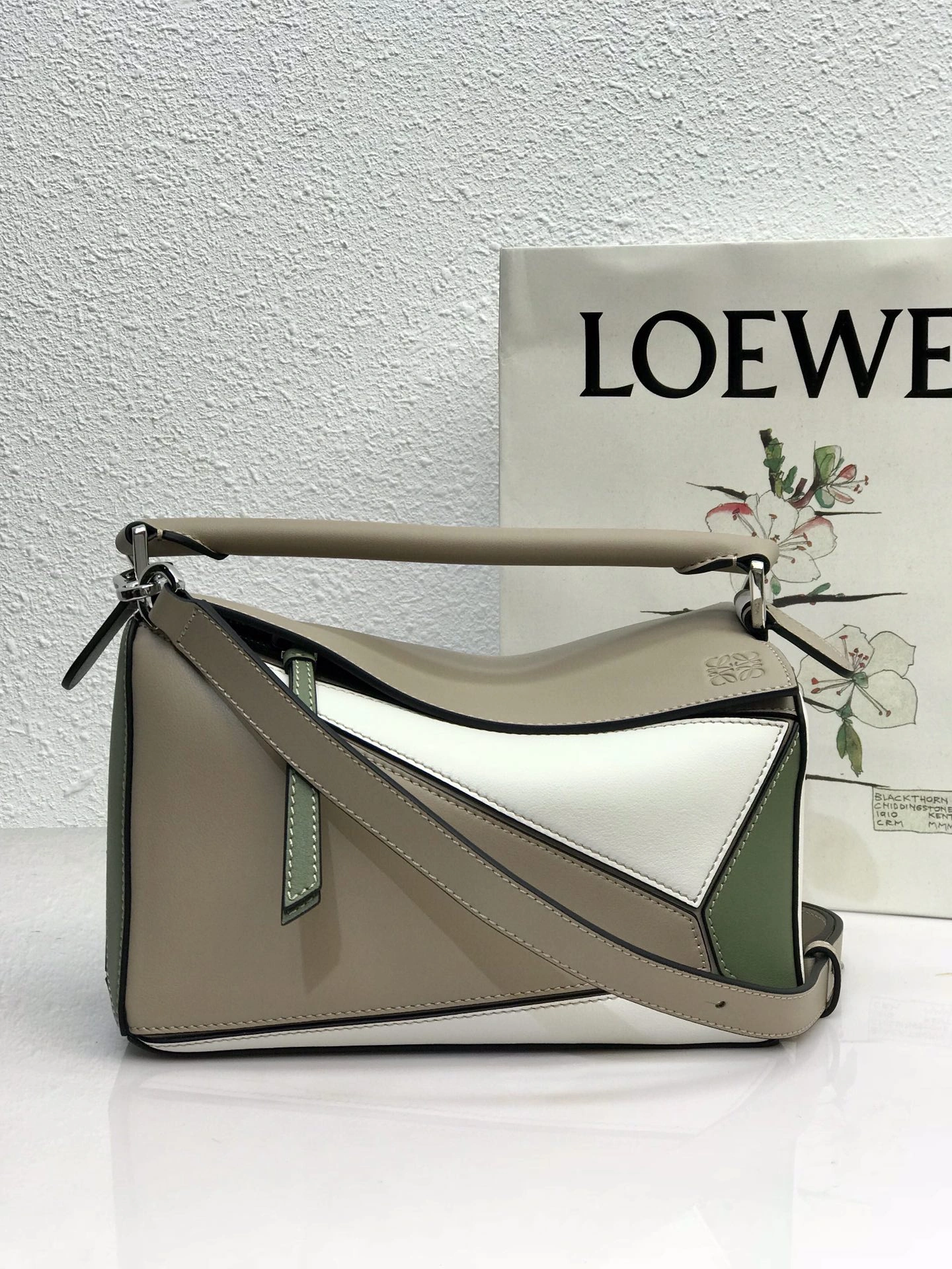 RelaxedFit L*oewe Bag Top Quality 24*14*11cm 9043