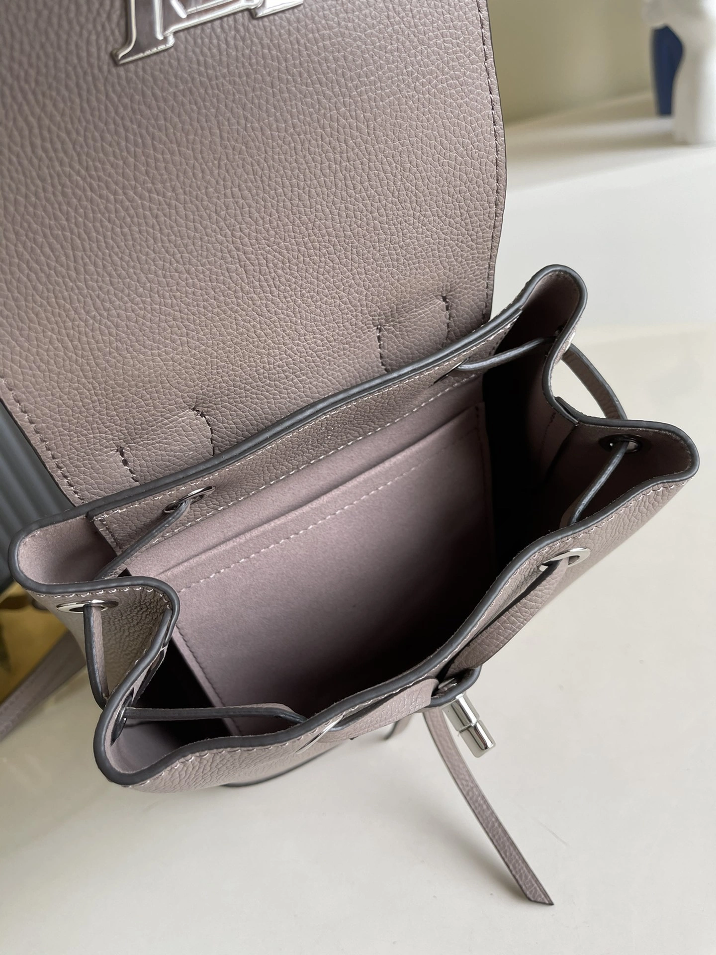 L*ouis V*uitton Bag Top Quality 15*9*20cm Modern 8675