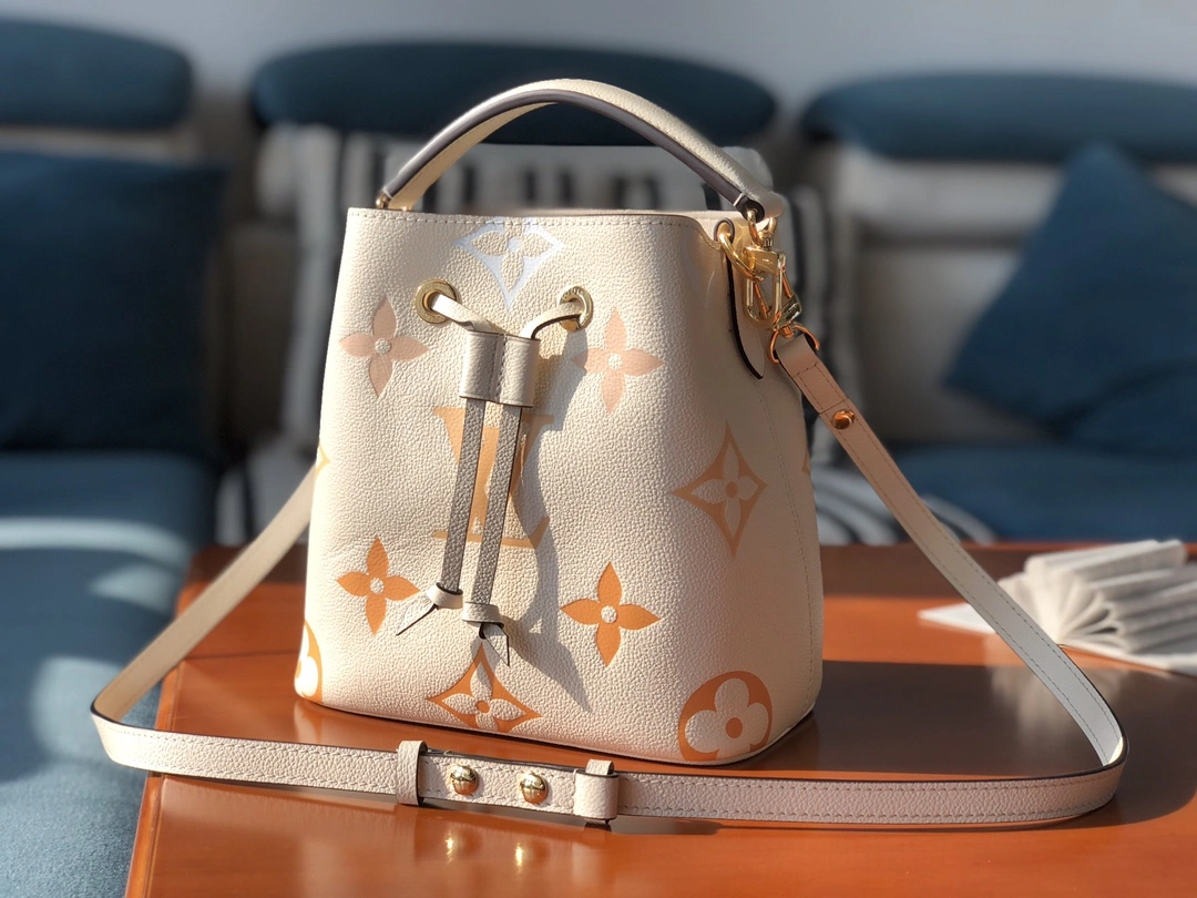 L*ouis V*uitton Bag Top Quality 20 x 20 x 13cm SmoothTexture 8528