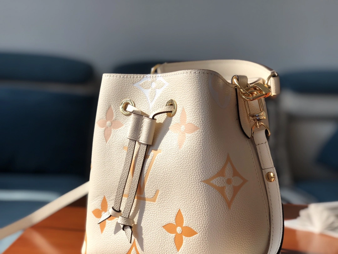 L*ouis V*uitton Bag Top Quality 20 x 20 x 13cm SmoothTexture 8528