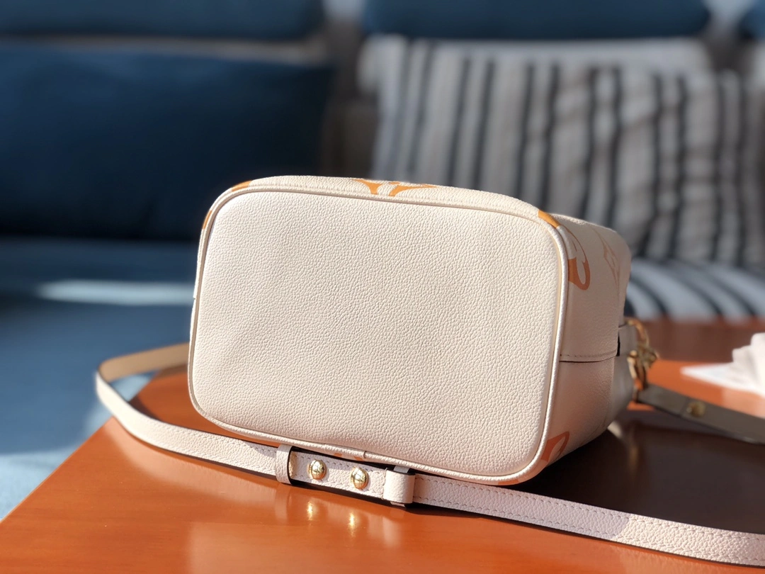 L*ouis V*uitton Bag Top Quality 20 x 20 x 13cm SmoothTexture 8528