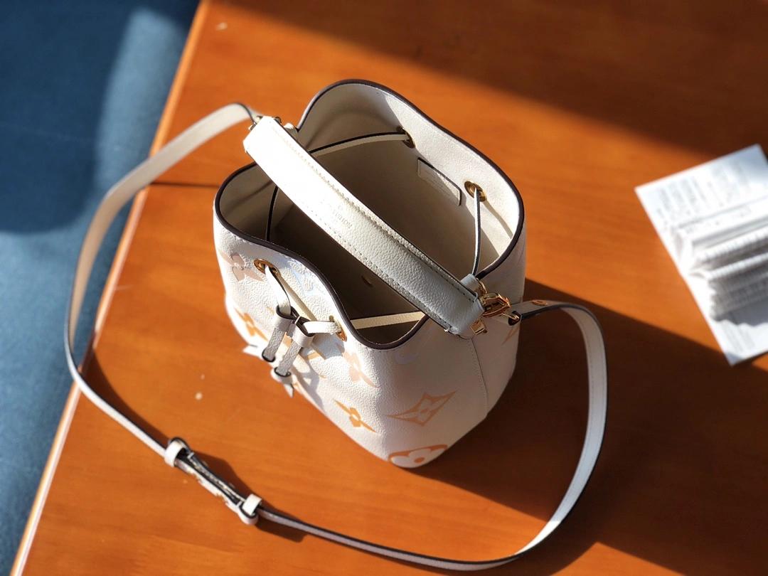 L*ouis V*uitton Bag Top Quality 20 x 20 x 13cm SmoothTexture 8528
