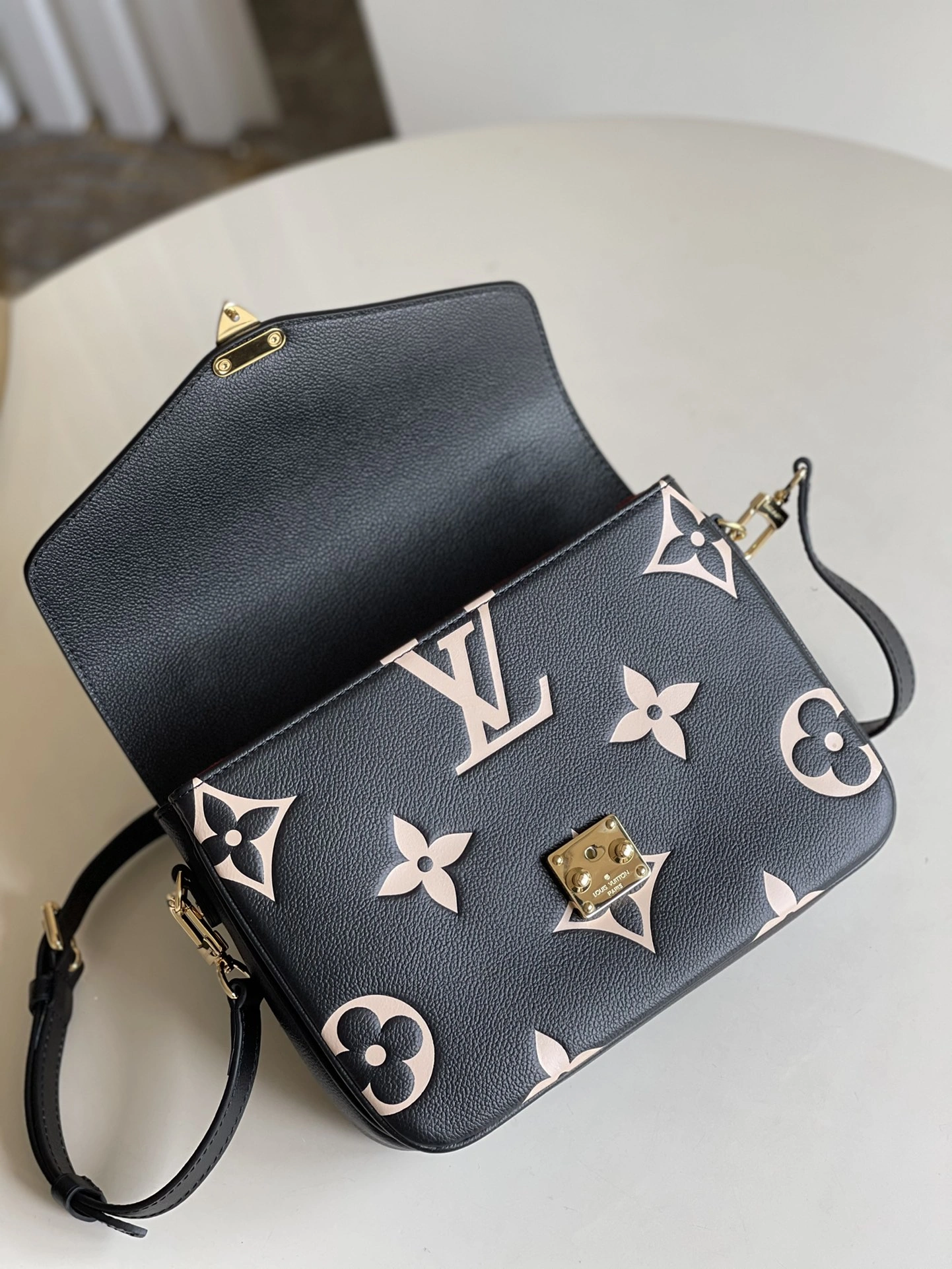 L*ouis V*uitton Bag Top Quality 25*9*19cm Attractive 8621