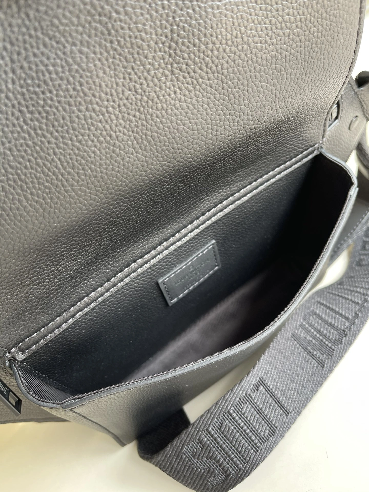 L*ouis V*uitton Bag Top Quality 30 x 16 x 3 cm Chic 8670