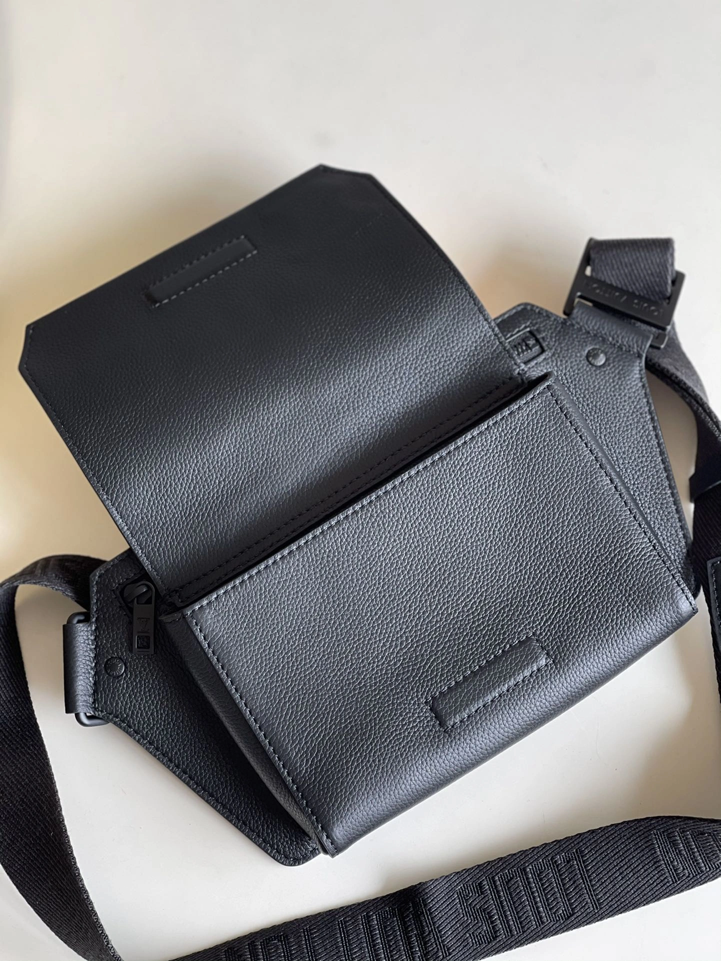 L*ouis V*uitton Bag Top Quality 30 x 16 x 3 cm Chic 8670