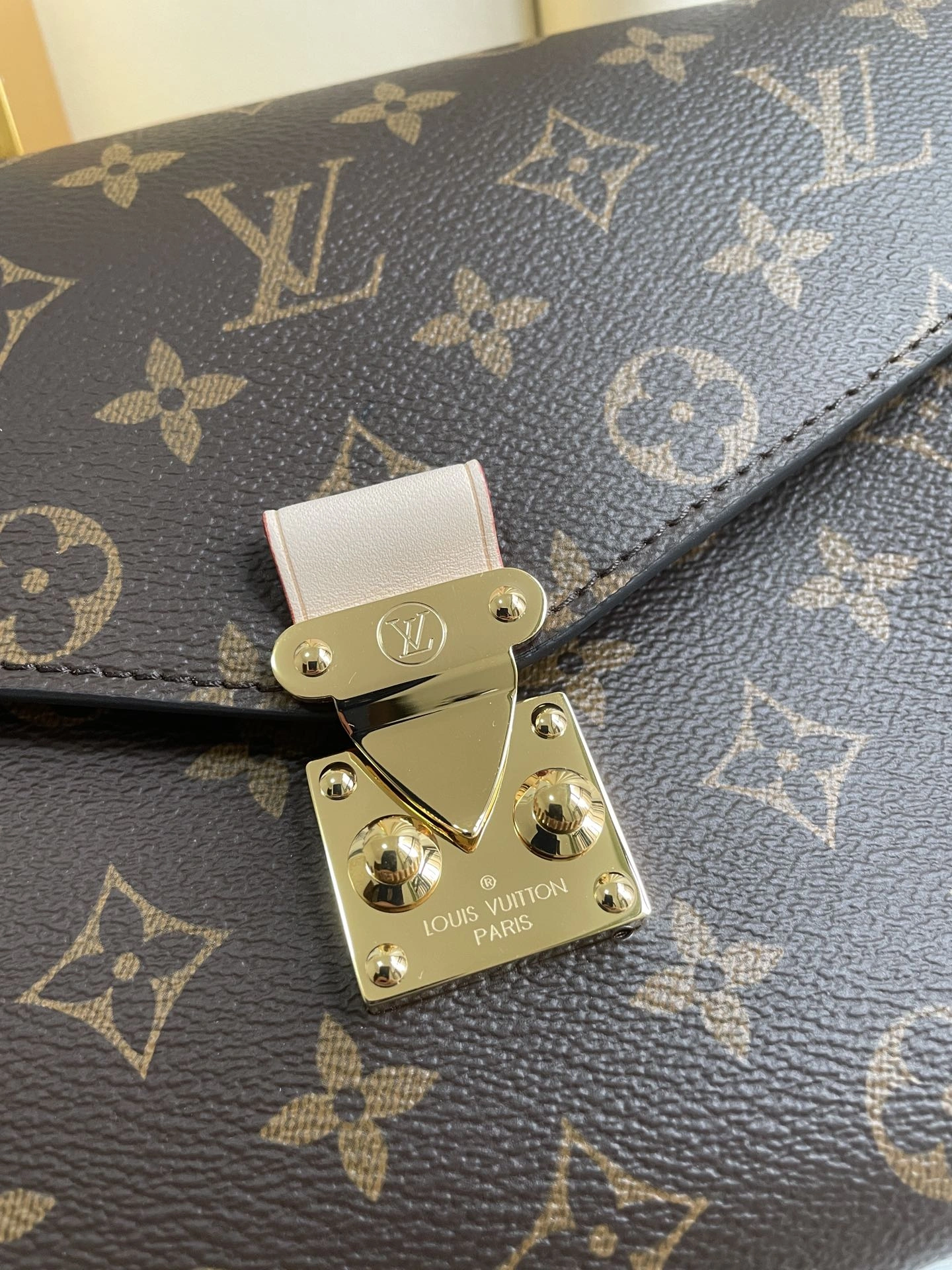 Compact L*ouis V*uitton Crossbody bag Top Quality HT 20231011-68 25CM 8329