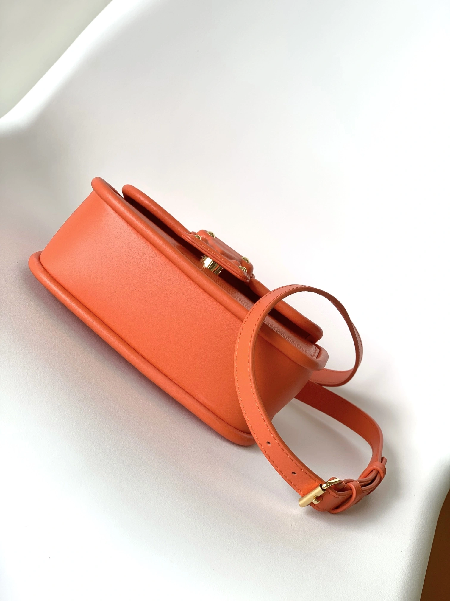 L*ouis V*uitton Crossbody bag Top Quality HT 20231011-78 21.0 x 15.0 x 8.0CM Flexible 8319