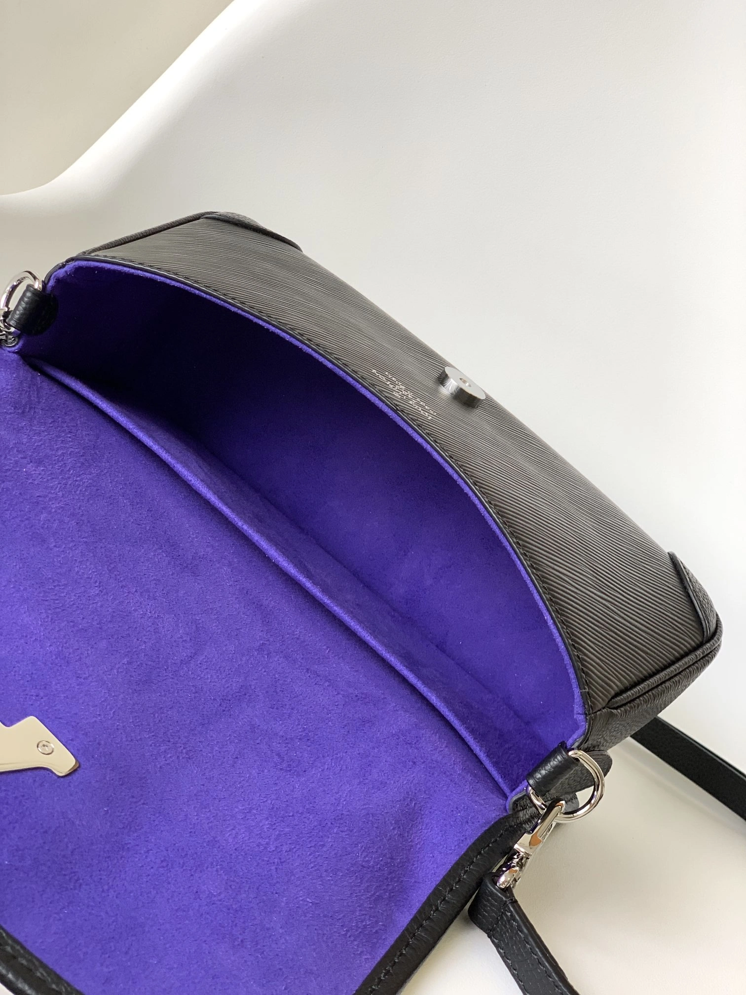 Lightweight L*ouis V*uitton Crossbody bag Top Quality HT 20231011-82 24.5 x 15.5 x 9cm 8315