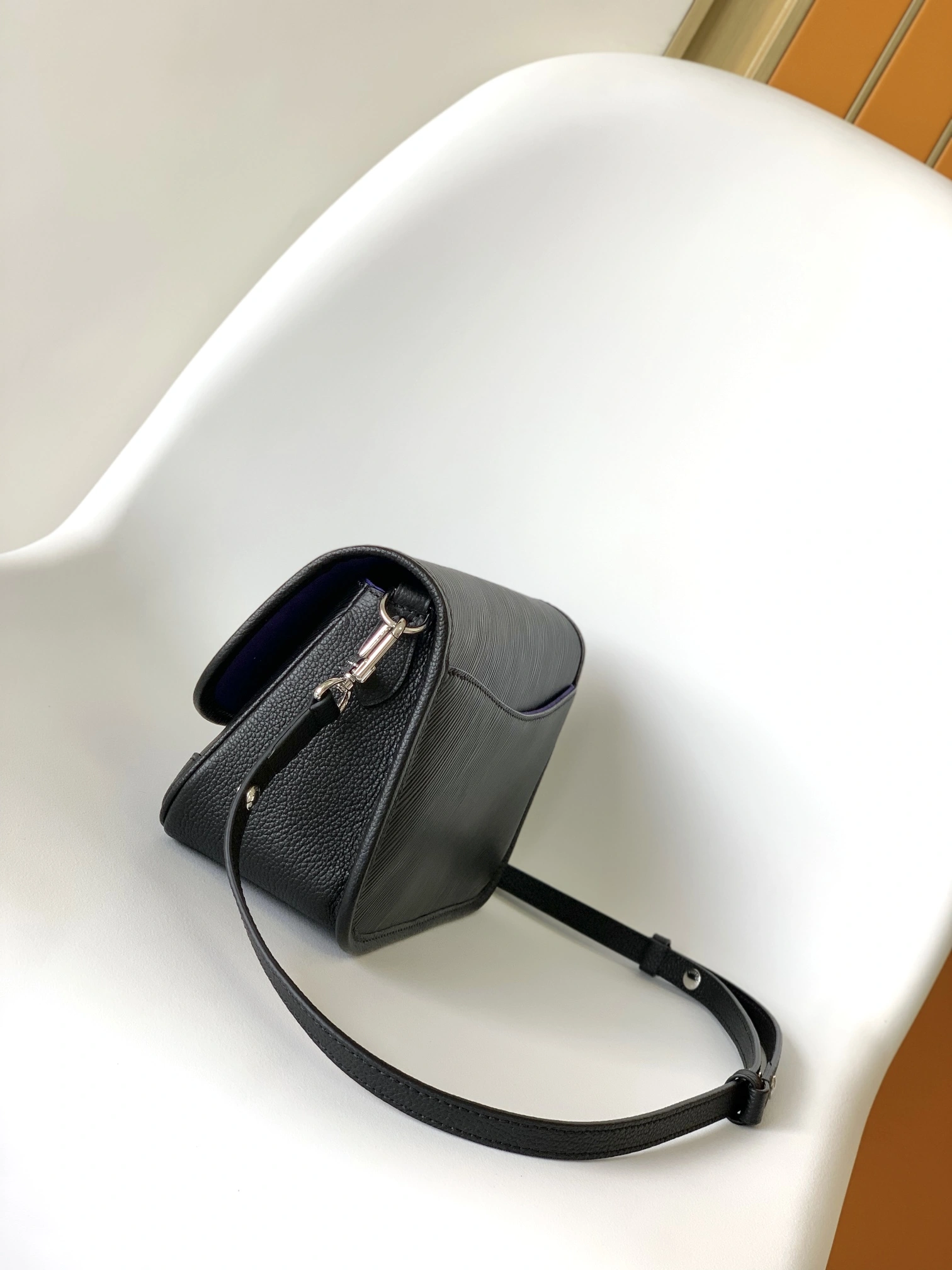 Lightweight L*ouis V*uitton Crossbody bag Top Quality HT 20231011-82 24.5 x 15.5 x 9cm 8315