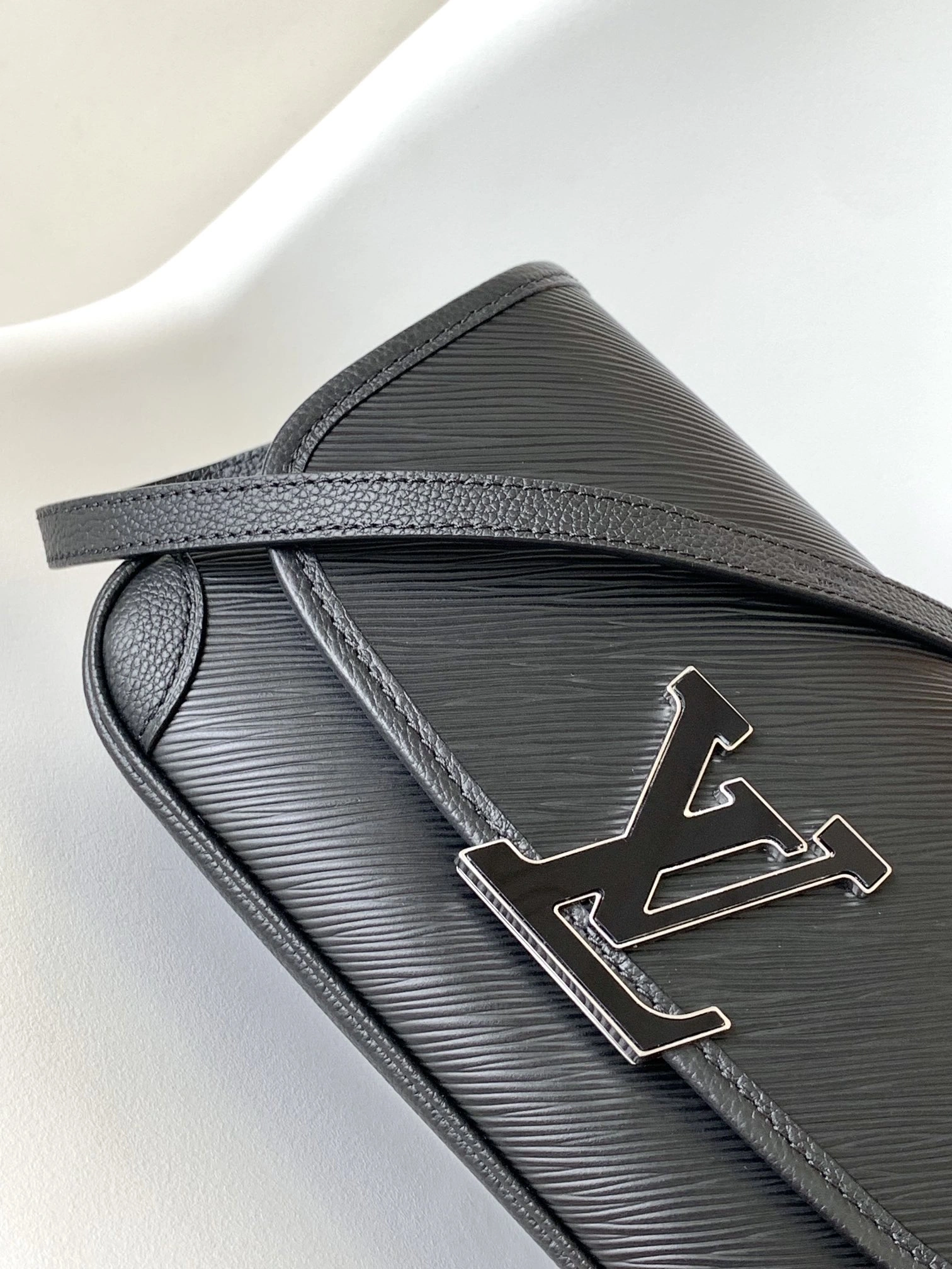 Lightweight L*ouis V*uitton Crossbody bag Top Quality HT 20231011-82 24.5 x 15.5 x 9cm 8315