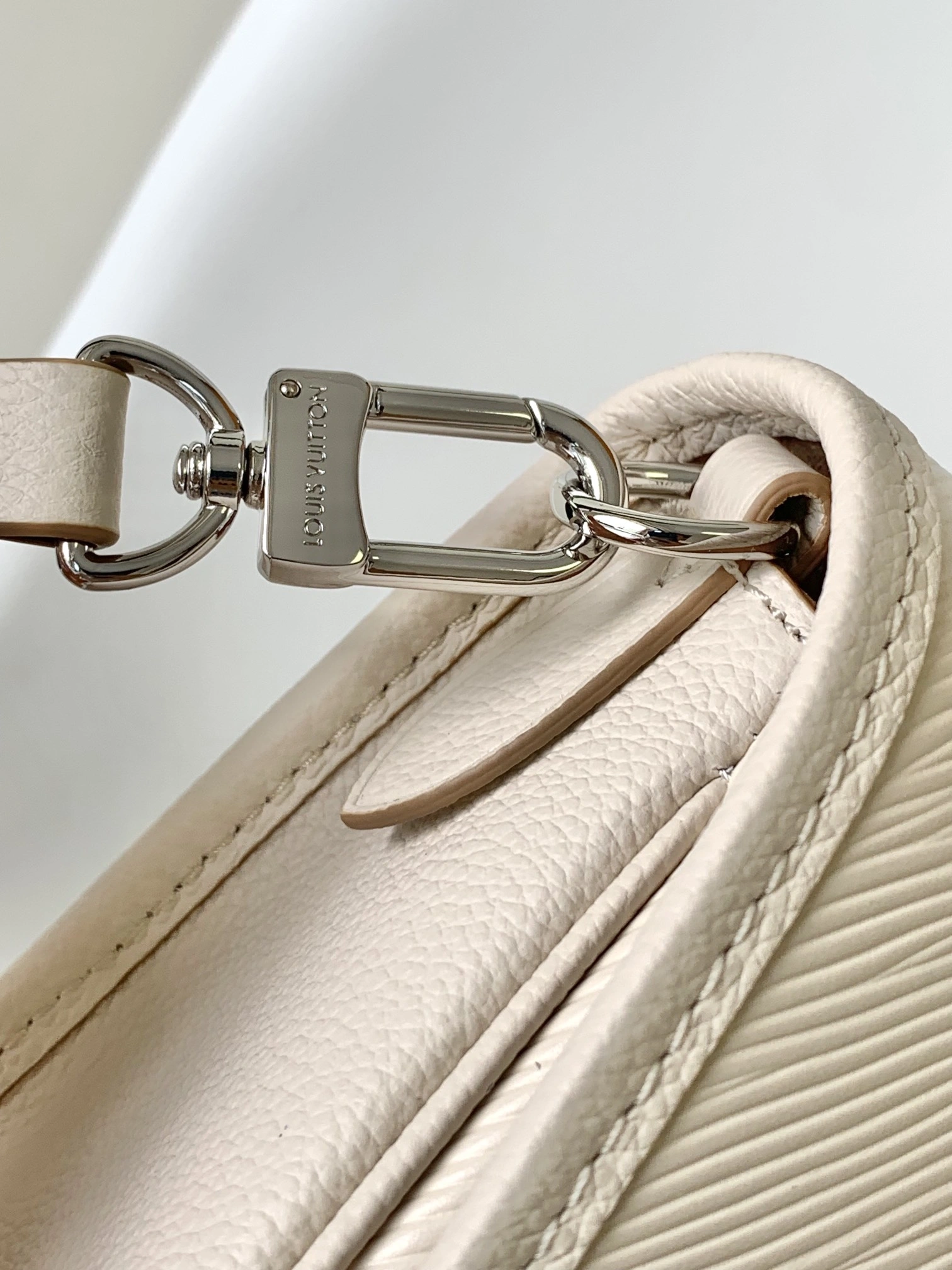SoftTouch L*ouis V*uitton Crossbody bag Top Quality HT 20231011-83 24.5 x 15.5 x 9cm 8314