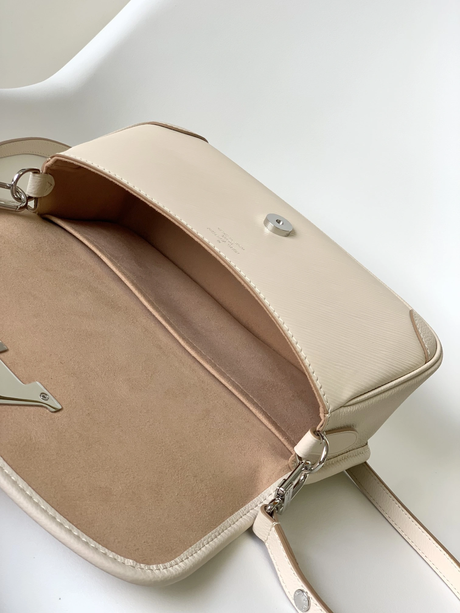 SoftTouch L*ouis V*uitton Crossbody bag Top Quality HT 20231011-83 24.5 x 15.5 x 9cm 8314