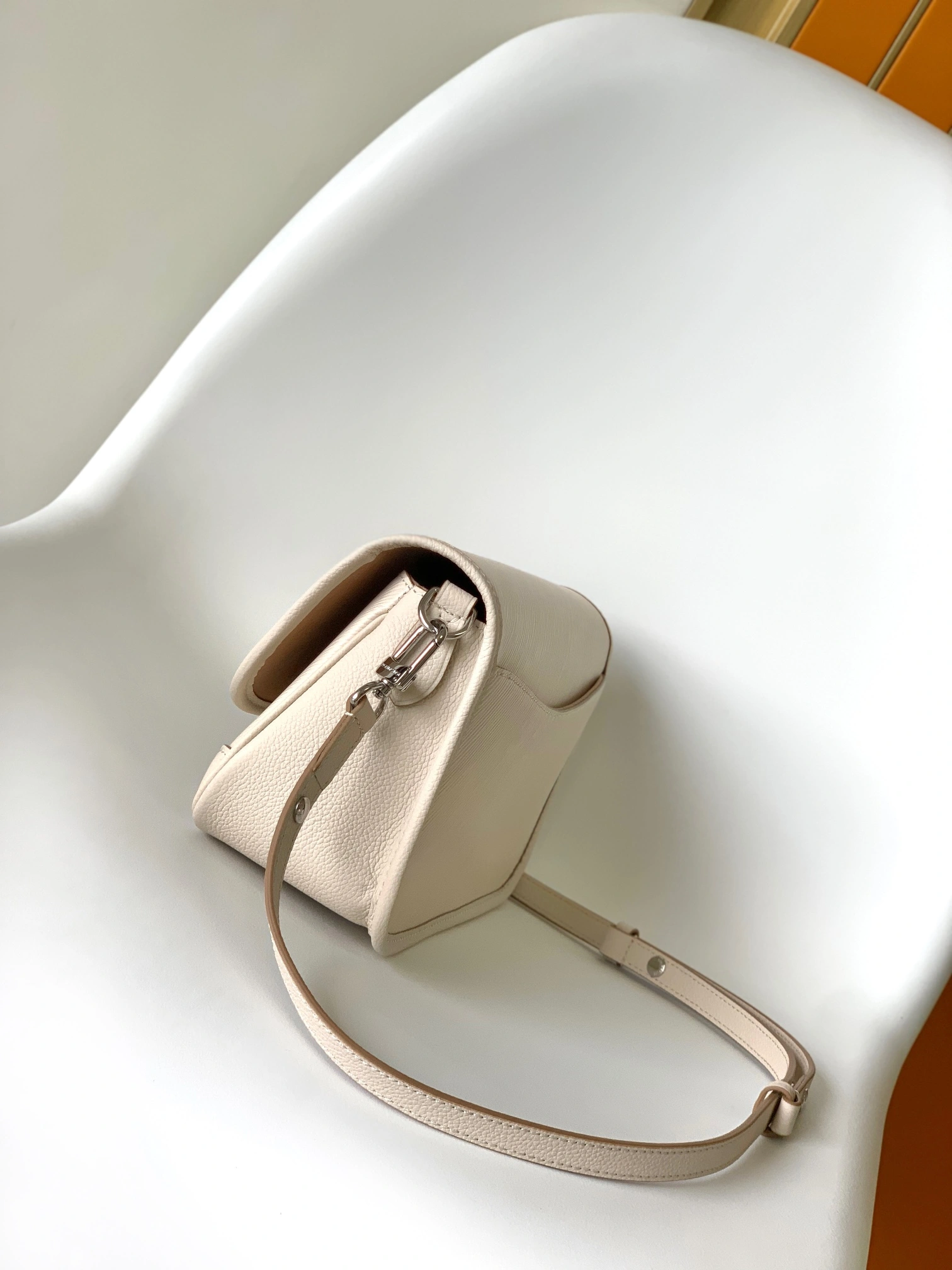 SoftTouch L*ouis V*uitton Crossbody bag Top Quality HT 20231011-83 24.5 x 15.5 x 9cm 8314