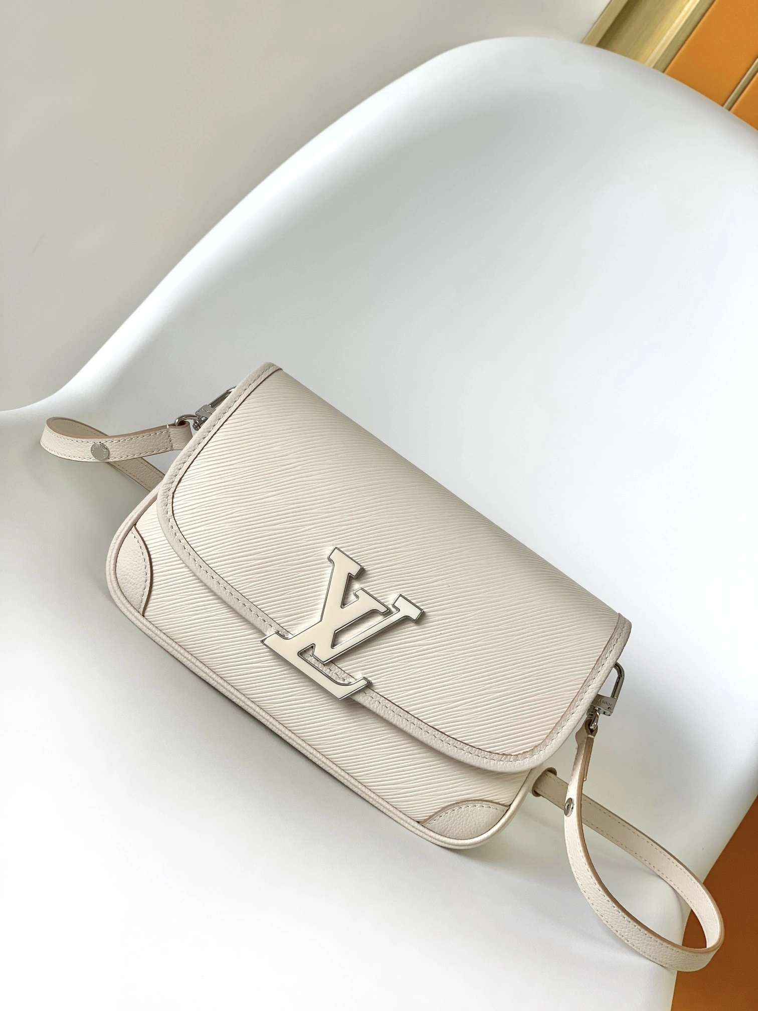 SoftTouch L*ouis V*uitton Crossbody bag Top Quality HT 20231011-83 24.5 x 15.5 x 9cm 8314