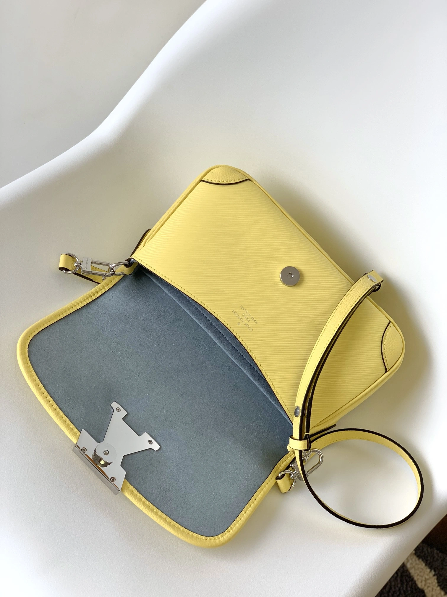 ComfortFit L*ouis V*uitton Crossbody bag Top Quality HT 20231011-85 24.5 x 15.5 x 9cm 8312