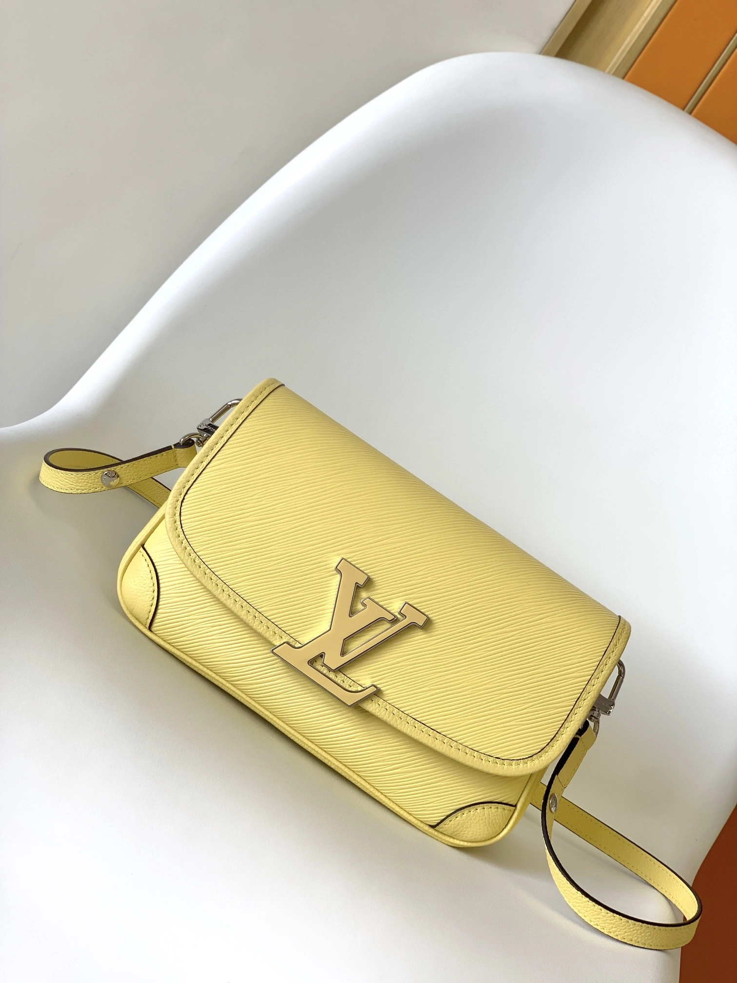 ComfortFit L*ouis V*uitton Crossbody bag Top Quality HT 20231011-85 24.5 x 15.5 x 9cm 8312