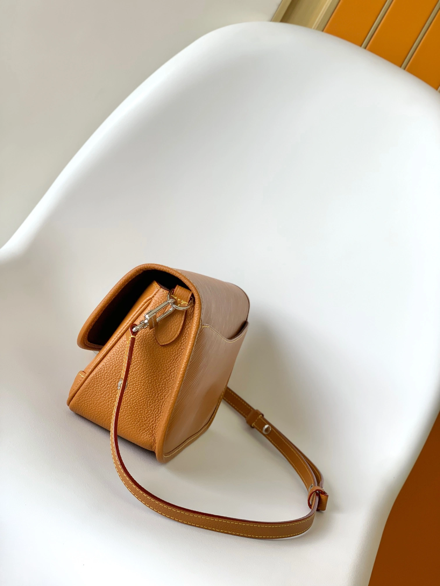 L*ouis V*uitton Crossbody bag Top Quality HT 20231011-86 24.5 x 15.5 x 9cm Elegant 8311