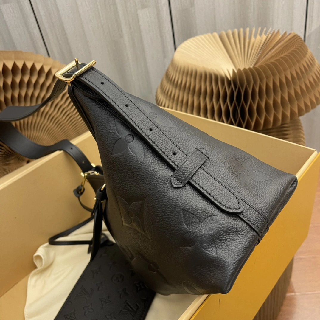 L*ouis V*uitton Crossbody bag Top Quality HT 20231013-95 29 x 24 x 12 cm Original 8250