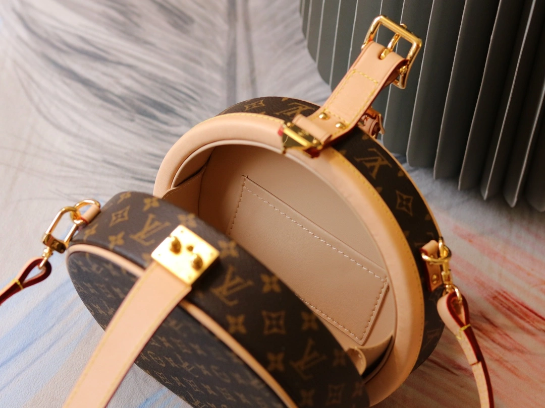 L*ouis V*uitton Crossbody bag Top Quality HT 20231016-21 17.5X16.5X7.5CM Contemporary 8226