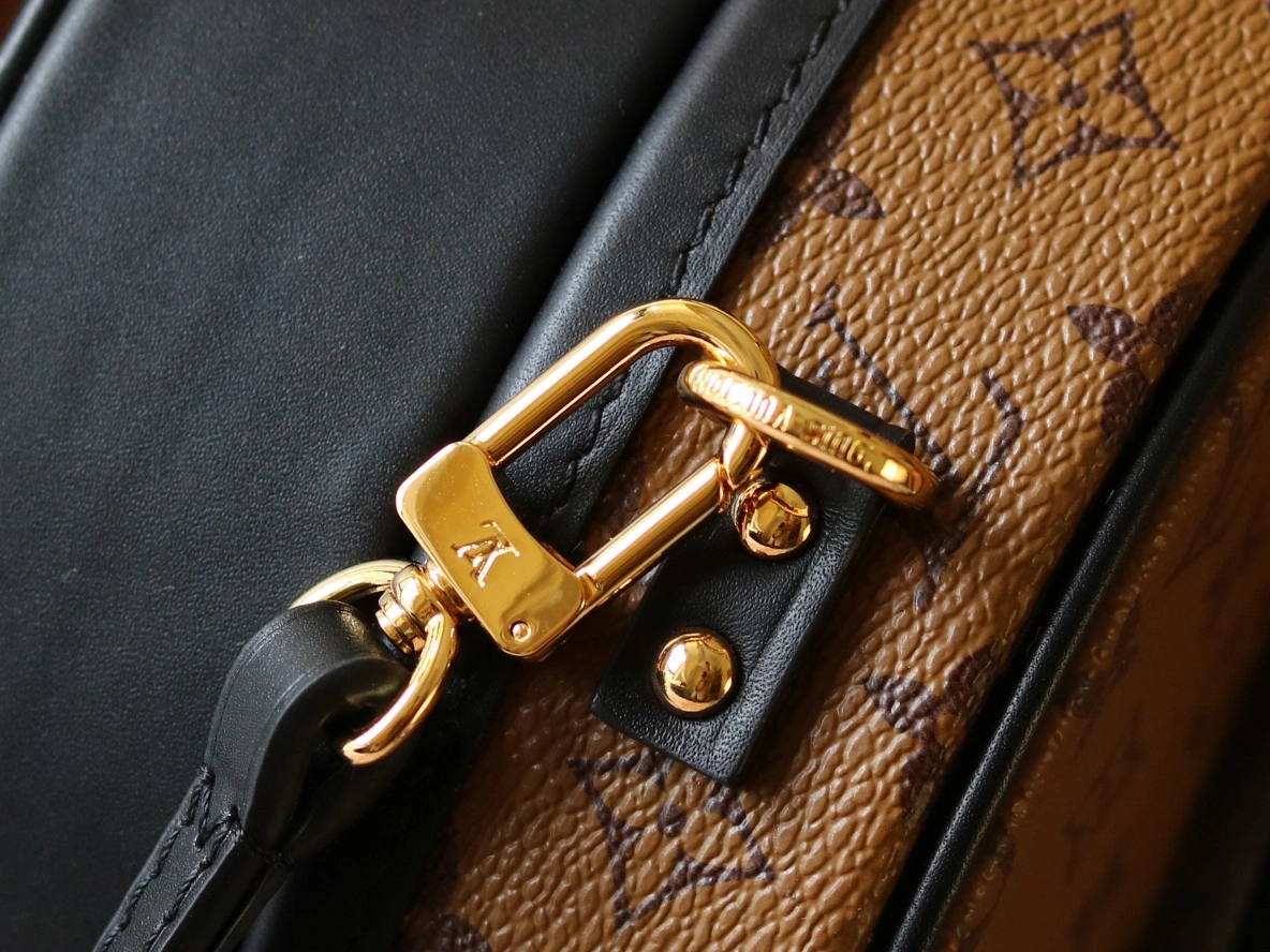 L*ouis V*uitton Crossbody bag Top Quality HT 20231016-22 17.5X16.5X7.5CM Lightweight 8225