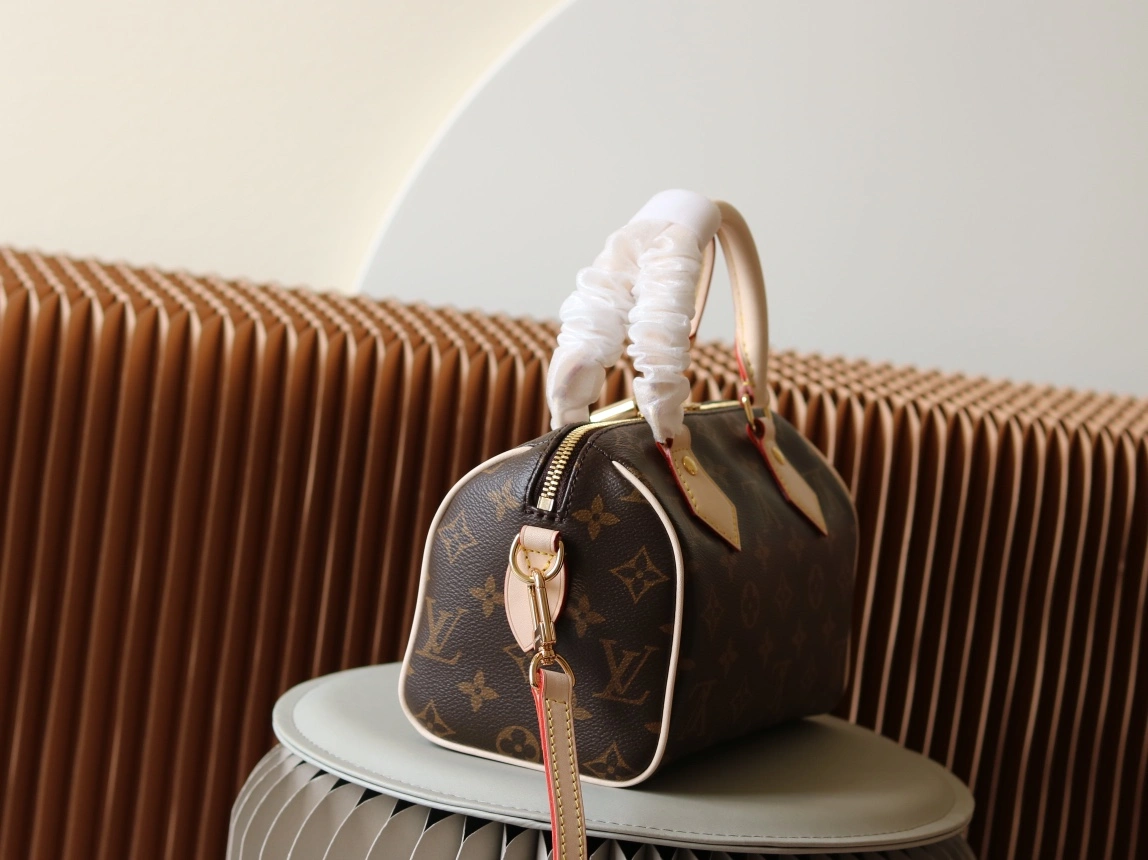 L*ouis V*uitton Handbag Top Quality HT 20231016-27 20.5 x 13.5 x TechFriendly 8220