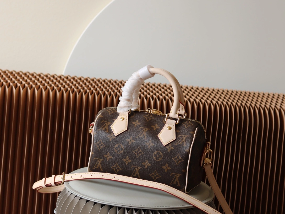 L*ouis V*uitton Handbag Top Quality HT 20231016-27 20.5 x 13.5 x TechFriendly 8220