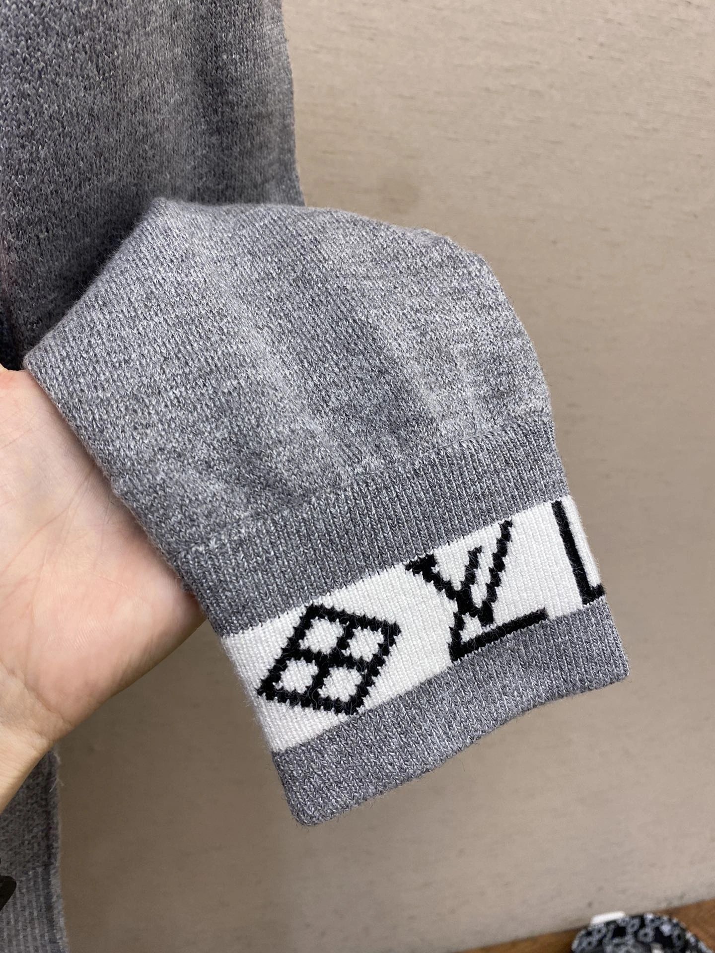 Lightweight L*ouis V*uitton Sweater Top Quality AZ 20231026- 12964