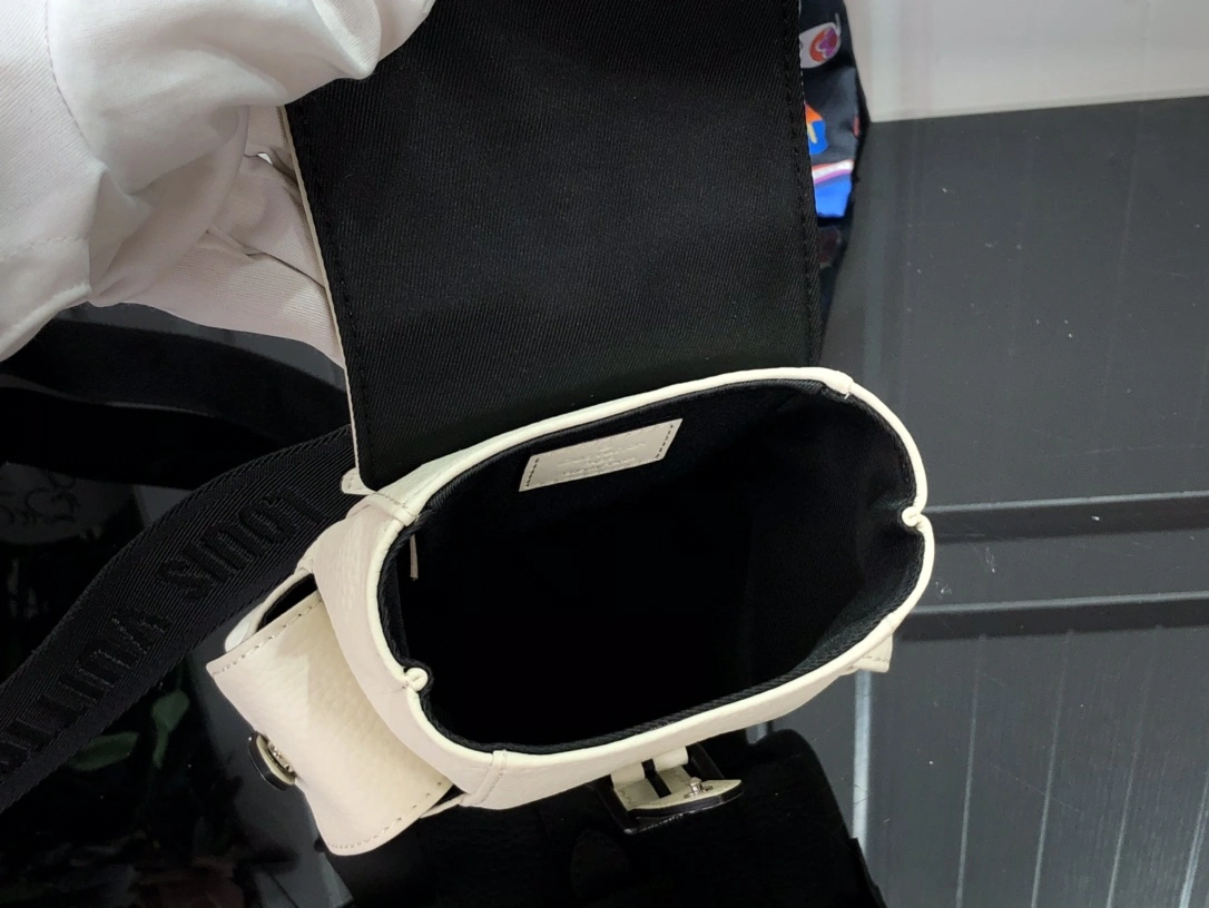 Lightweight L*ouis V*uitton Top Bag 14*19.5*5cm 8409