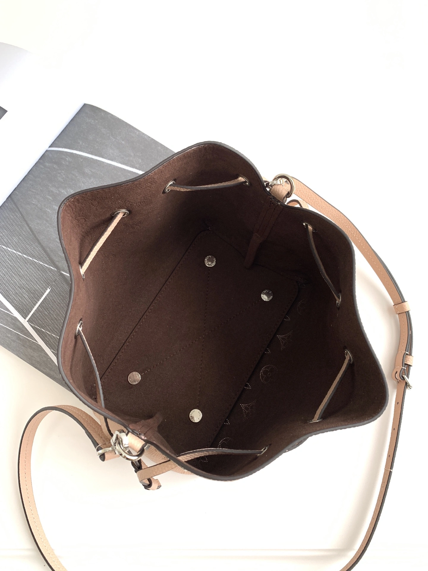 L*ouis V*uitton Top Bag 19 x 22 x 14 cm Stretchable 8535