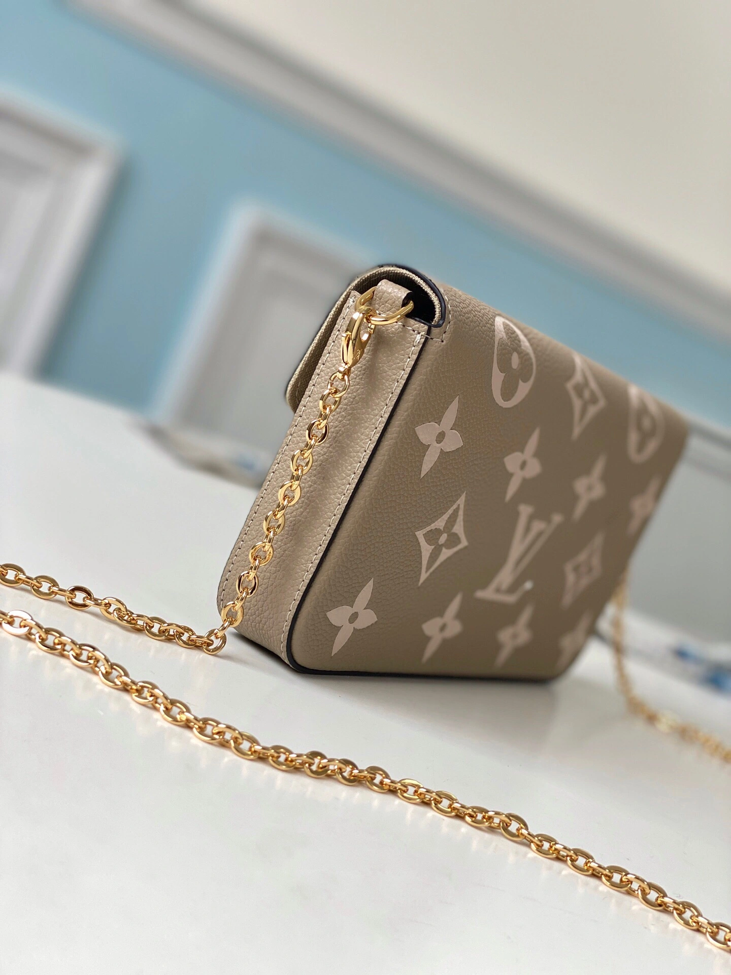 L*ouis V*uitton Top Bag 21.0 x 12.0 x 3.0cm WeatherProof 8605