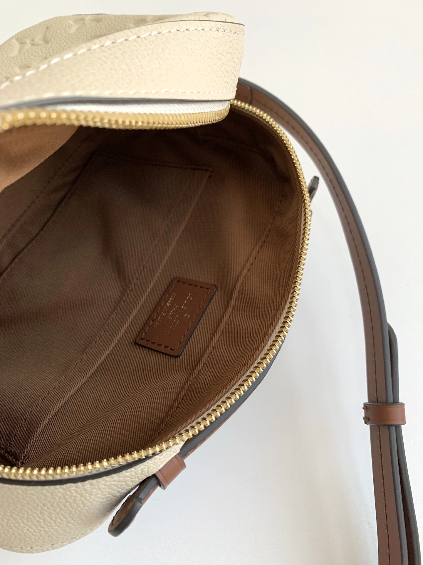 Effortless L*ouis V*uitton Top Bag 22 x 16 x 8 cm 8537