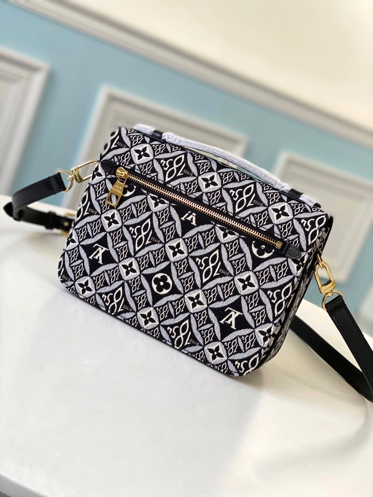 Durable L*ouis V*uitton Top Bag 25 x 19 x 7 cm 8608
