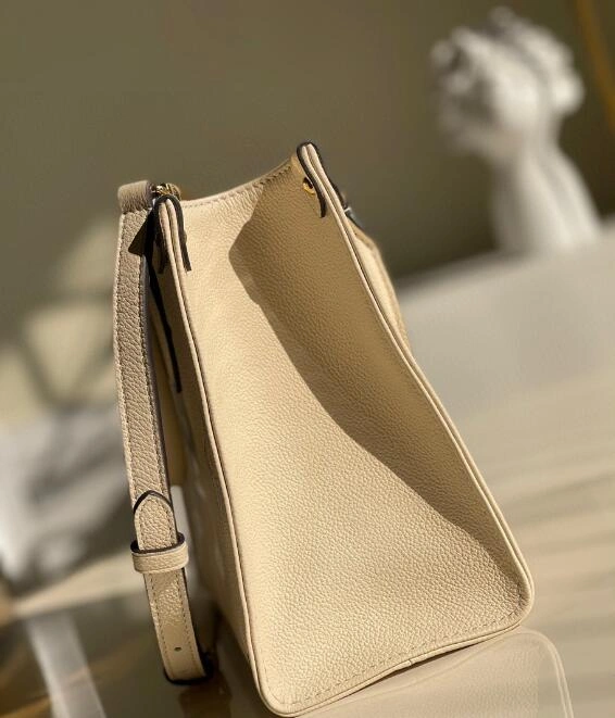 Effortless L*ouis V*uitton Top Bag 25*19*11.5cm 8633