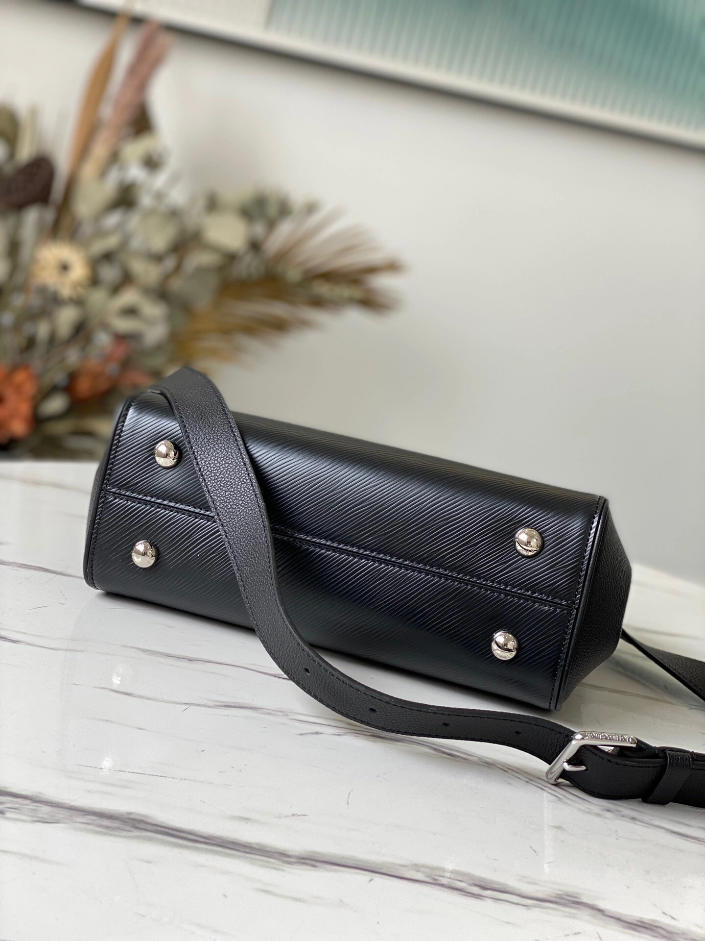 L*ouis V*uitton Top Bag 27 x 19 x 11.5cm TravelReady 8603