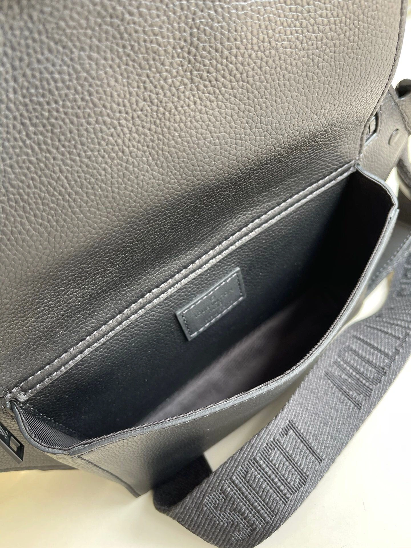 L*ouis V*uitton Top Bag 30 x 16 x 3 cm SoftTouch 8568