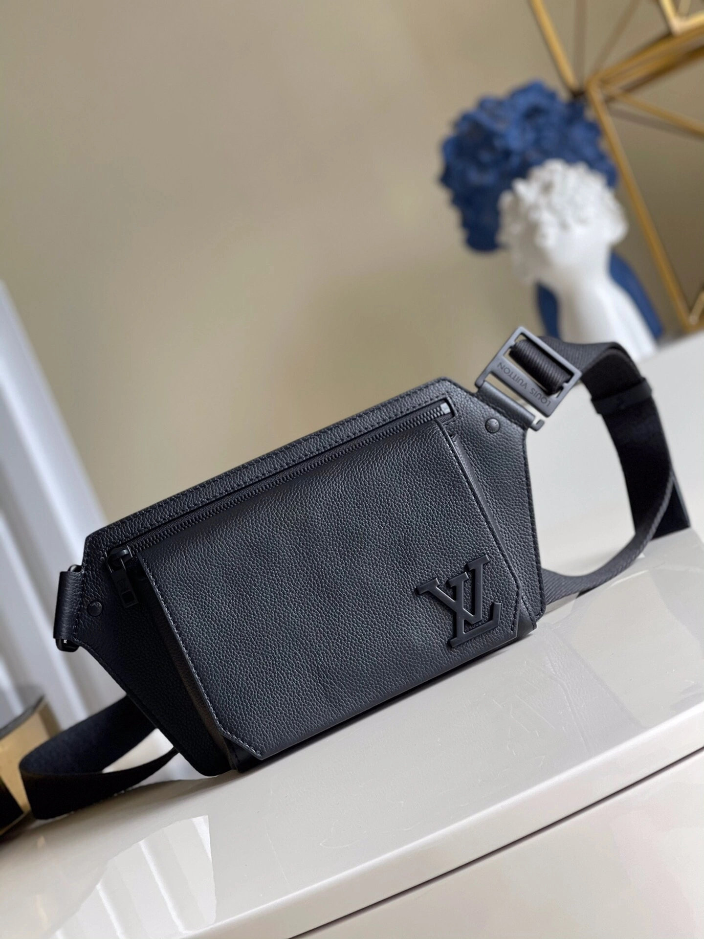 L*ouis V*uitton Top Bag 30 x 16 x 3 cm SoftTouch 8568