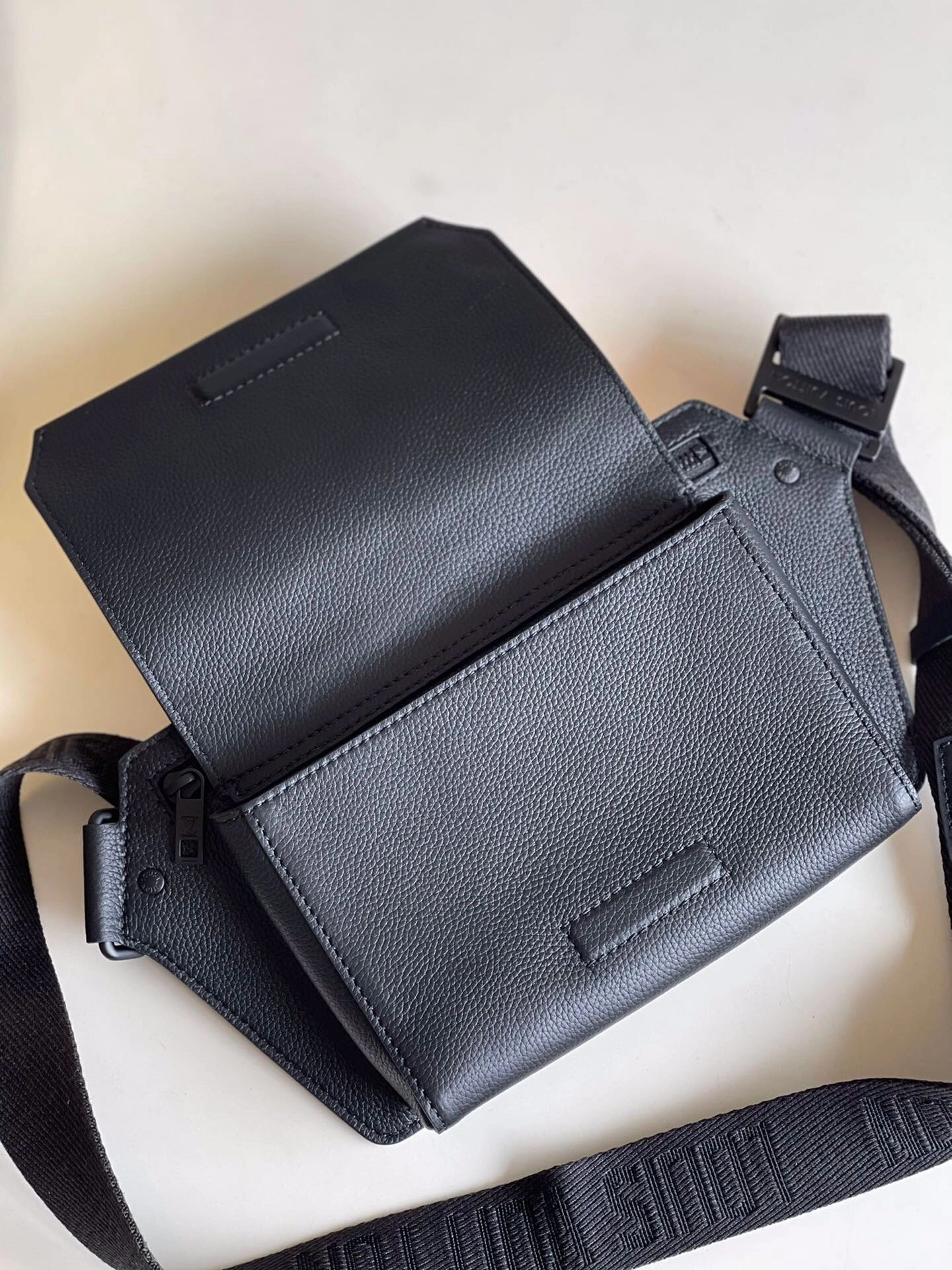 L*ouis V*uitton Top Bag 30 x 16 x 3 cm SoftTouch 8568