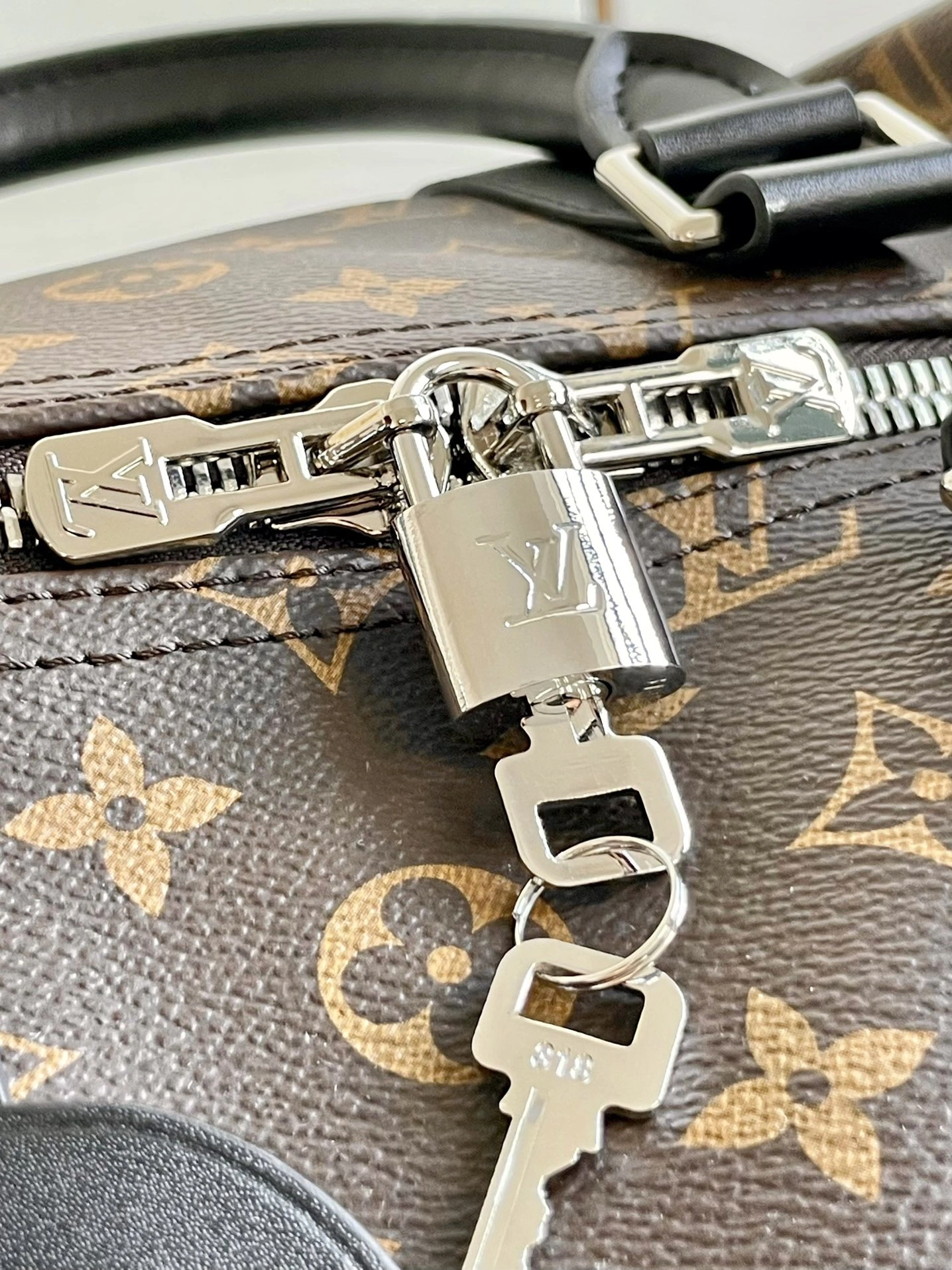 L*ouis V*uitton Travel-bag Top Quality HT 20231013-49 50×29×22 CM SmoothTexture 8298