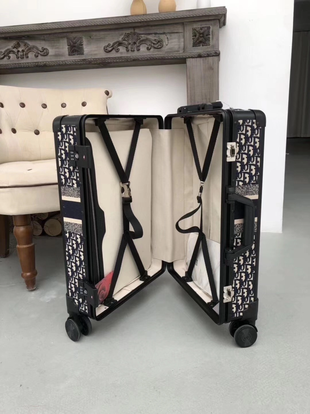 Luggage ask price on whatsapp OnTrend 9776