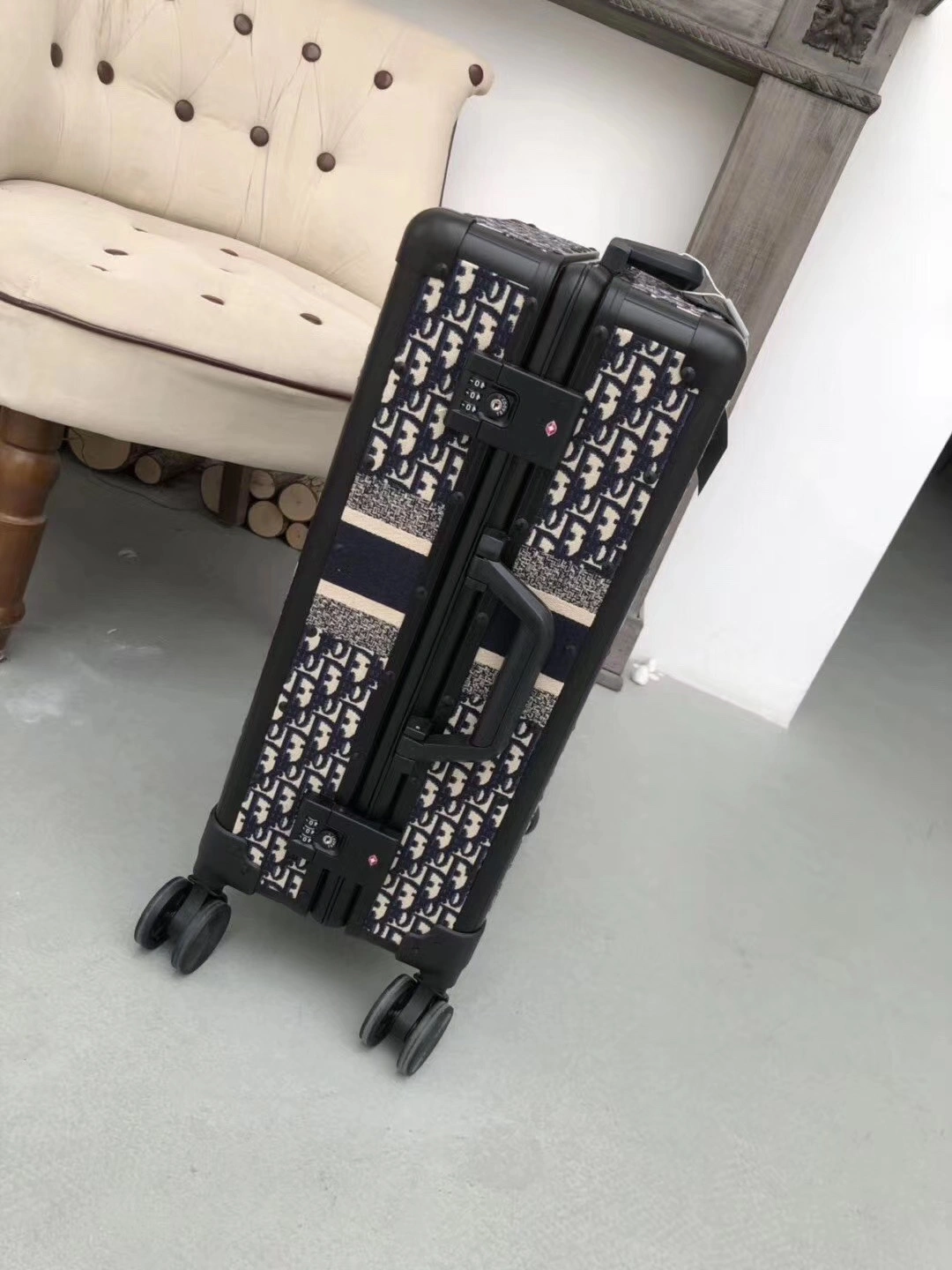 Luggage ask price on whatsapp OnTrend 9776