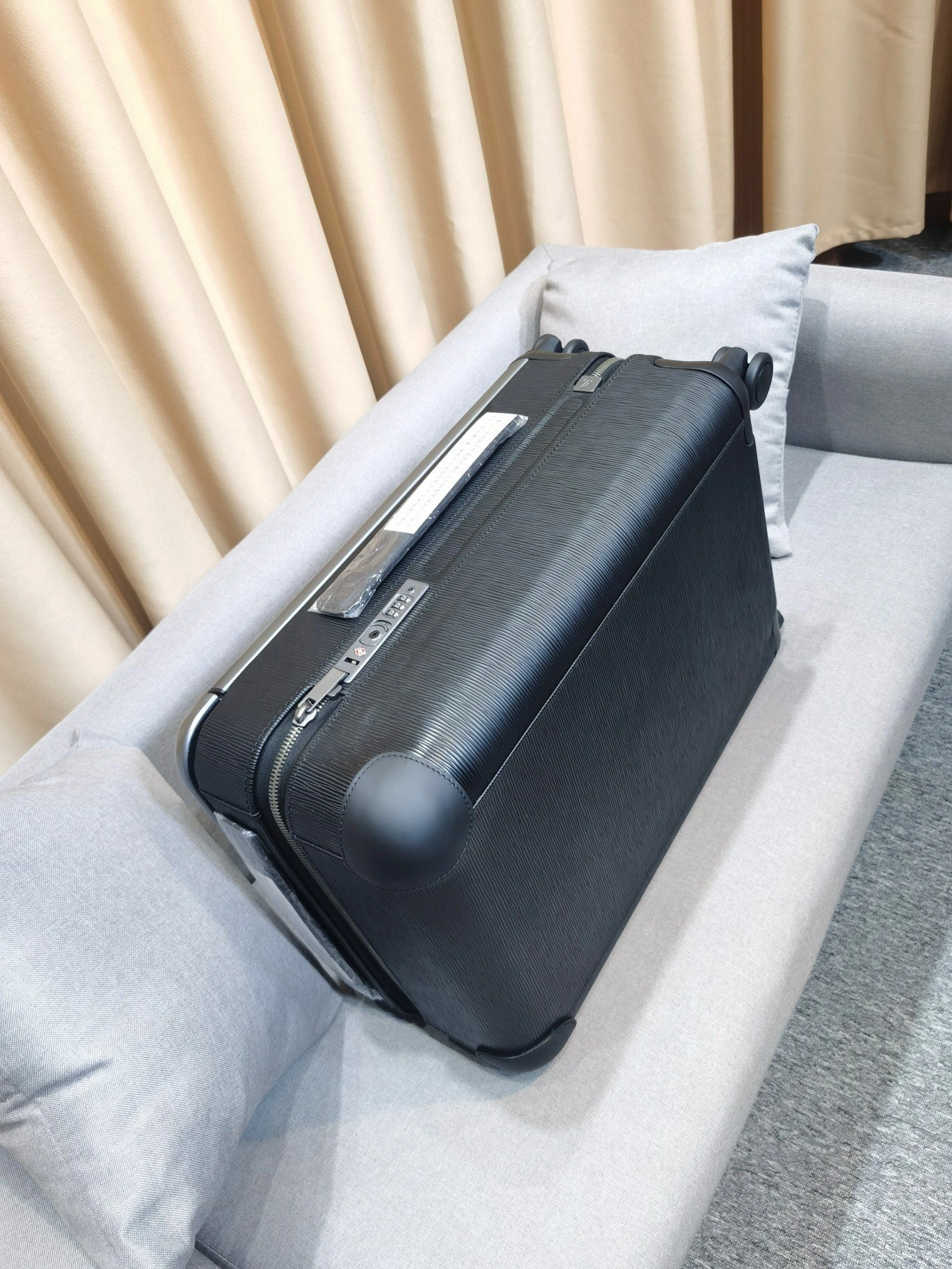 Luggage ask price on whatsapp Cozy 9773