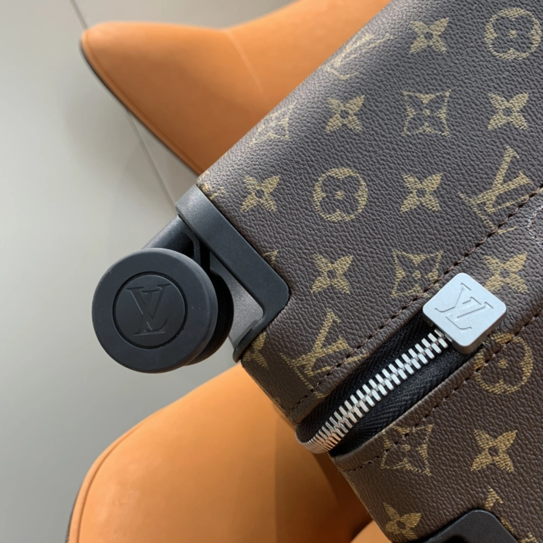 Luggage ask price on whatsapp Chic 9763