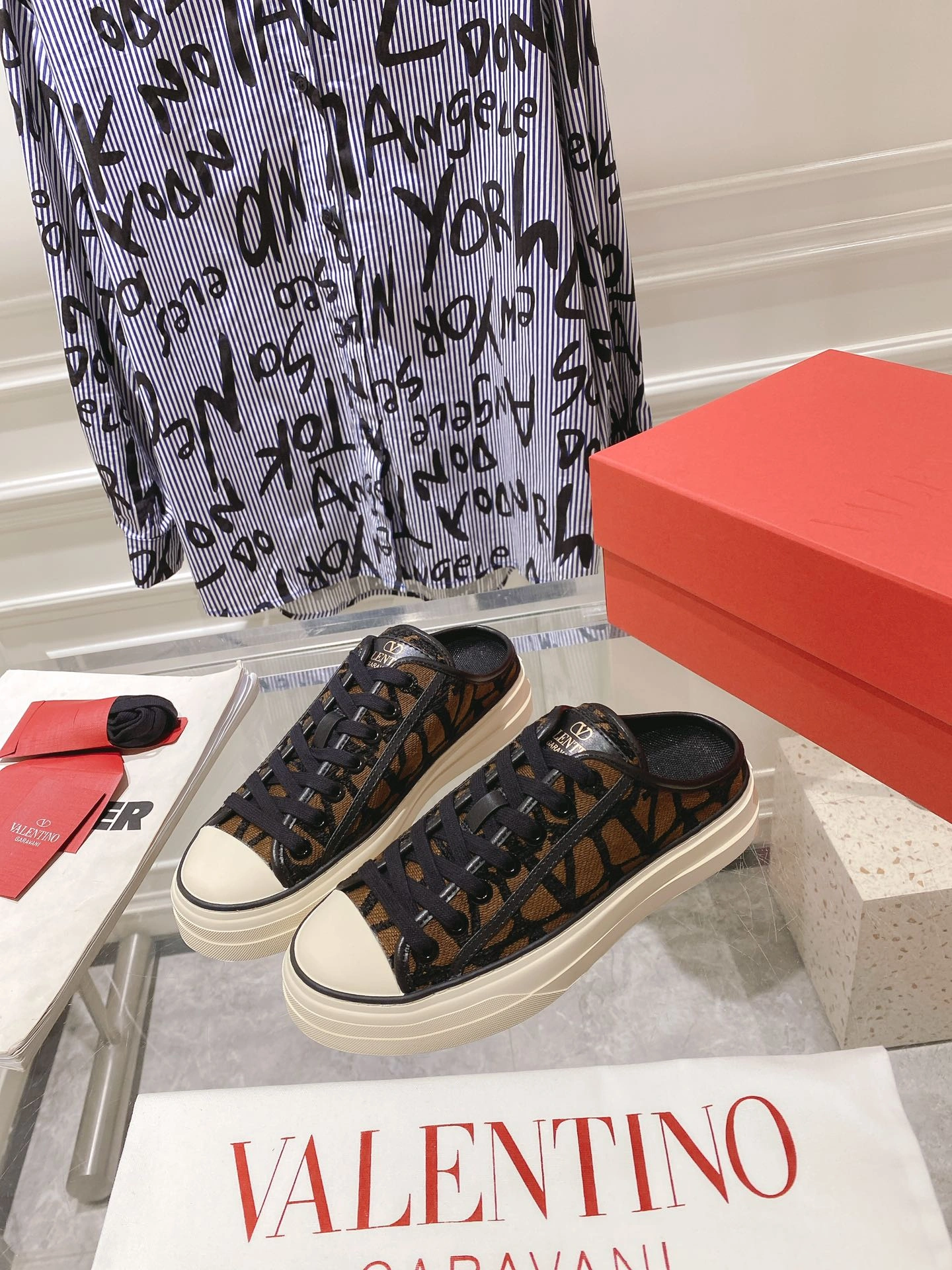 UrbanStyle Men And Women 𝑉*𝐴𝐿𝐸𝑁𝑇𝐼𝑁𝑂 Top slippers CP 20230607- 7569