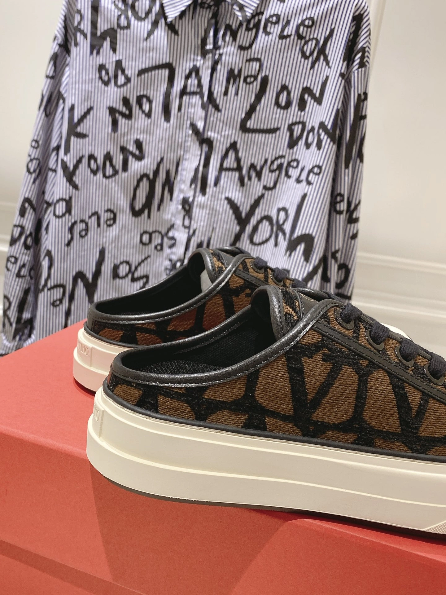 UrbanStyle Men And Women 𝑉*𝐴𝐿𝐸𝑁𝑇𝐼𝑁𝑂 Top slippers CP 20230607- 7569