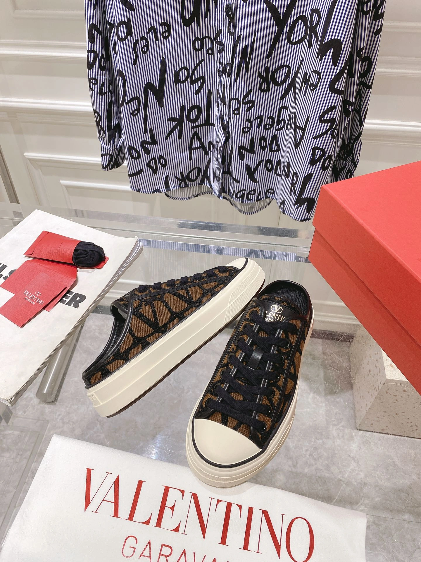 UrbanStyle Men And Women 𝑉*𝐴𝐿𝐸𝑁𝑇𝐼𝑁𝑂 Top slippers CP 20230607- 7569