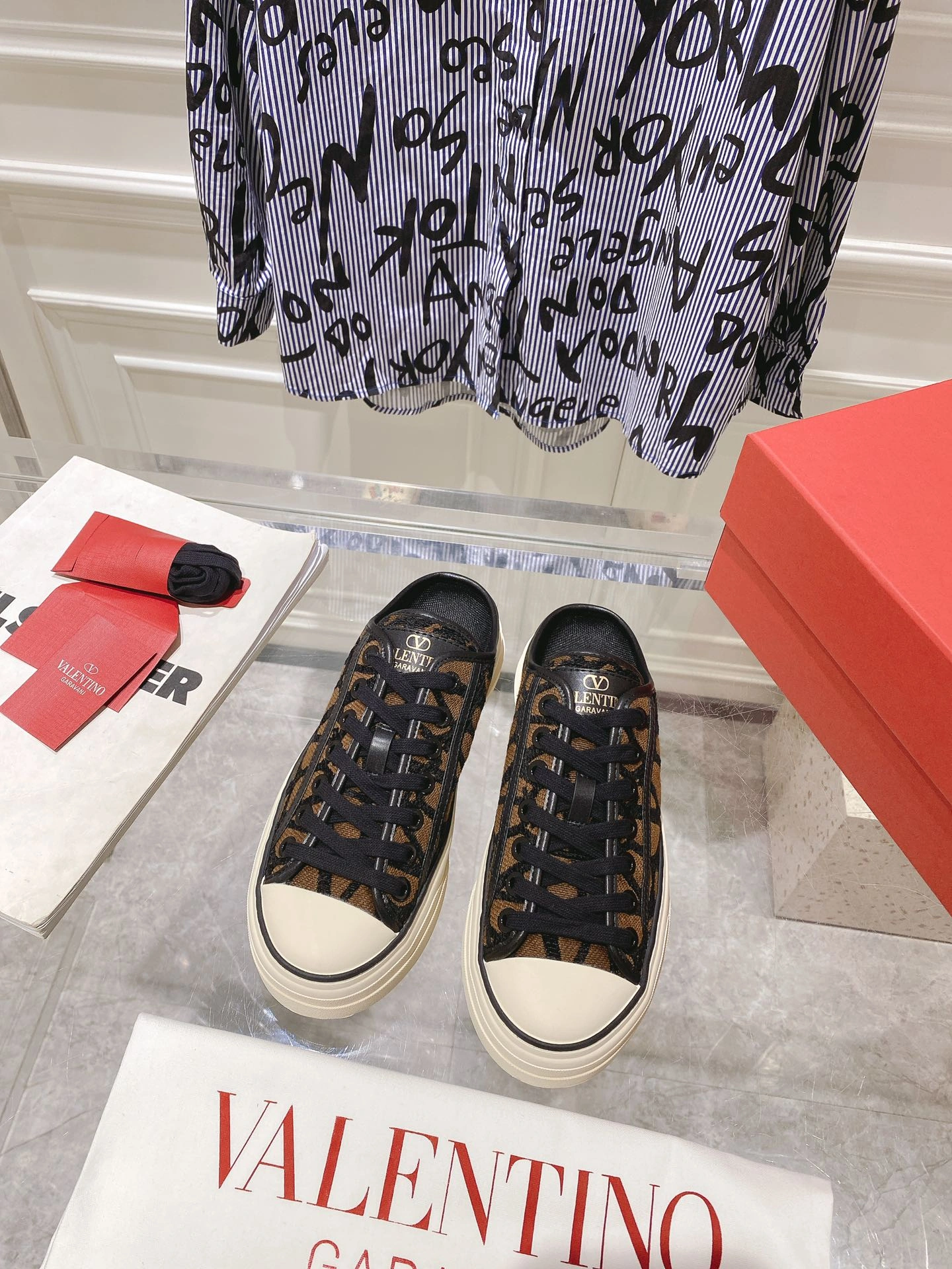 UrbanStyle Men And Women 𝑉*𝐴𝐿𝐸𝑁𝑇𝐼𝑁𝑂 Top slippers CP 20230607- 7569