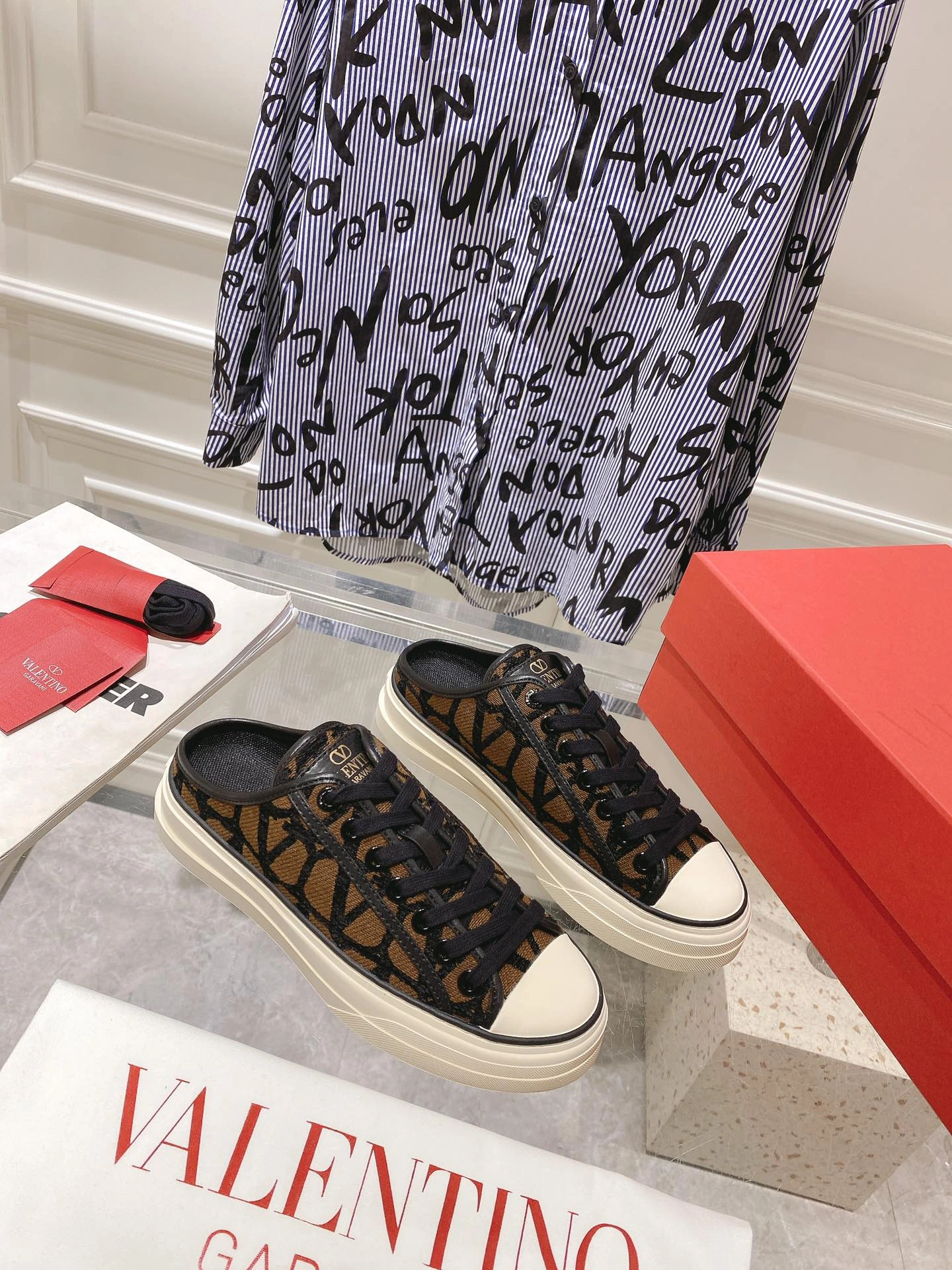UrbanStyle Men And Women 𝑉*𝐴𝐿𝐸𝑁𝑇𝐼𝑁𝑂 Top slippers CP 20230607- 7569
